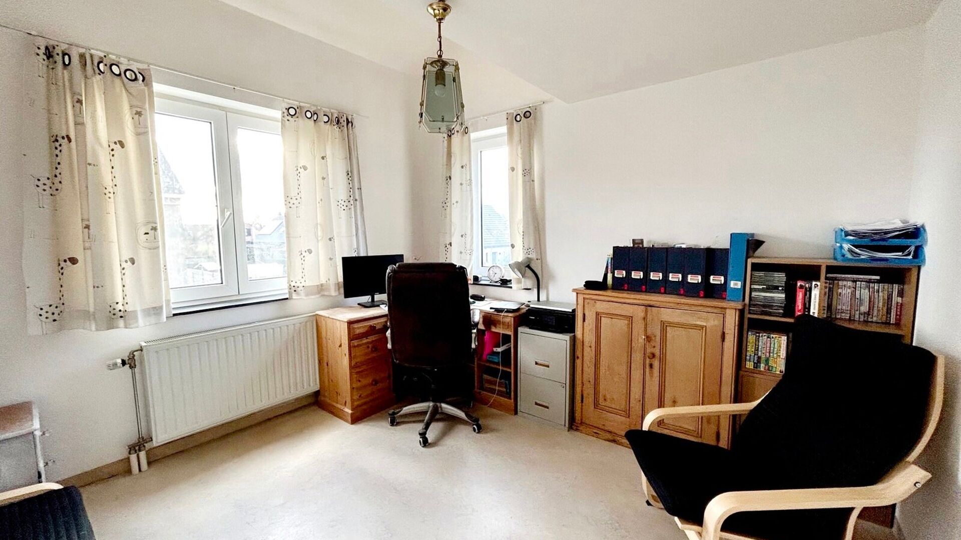 Very quietly located HOB in dead end street, cycling distance from the center of Leuven and with easy access via Tiensesteenweg and E40. The house comprises an entrance hall with separate toilet, cosy sitting area, dining area with semi-open installed kit