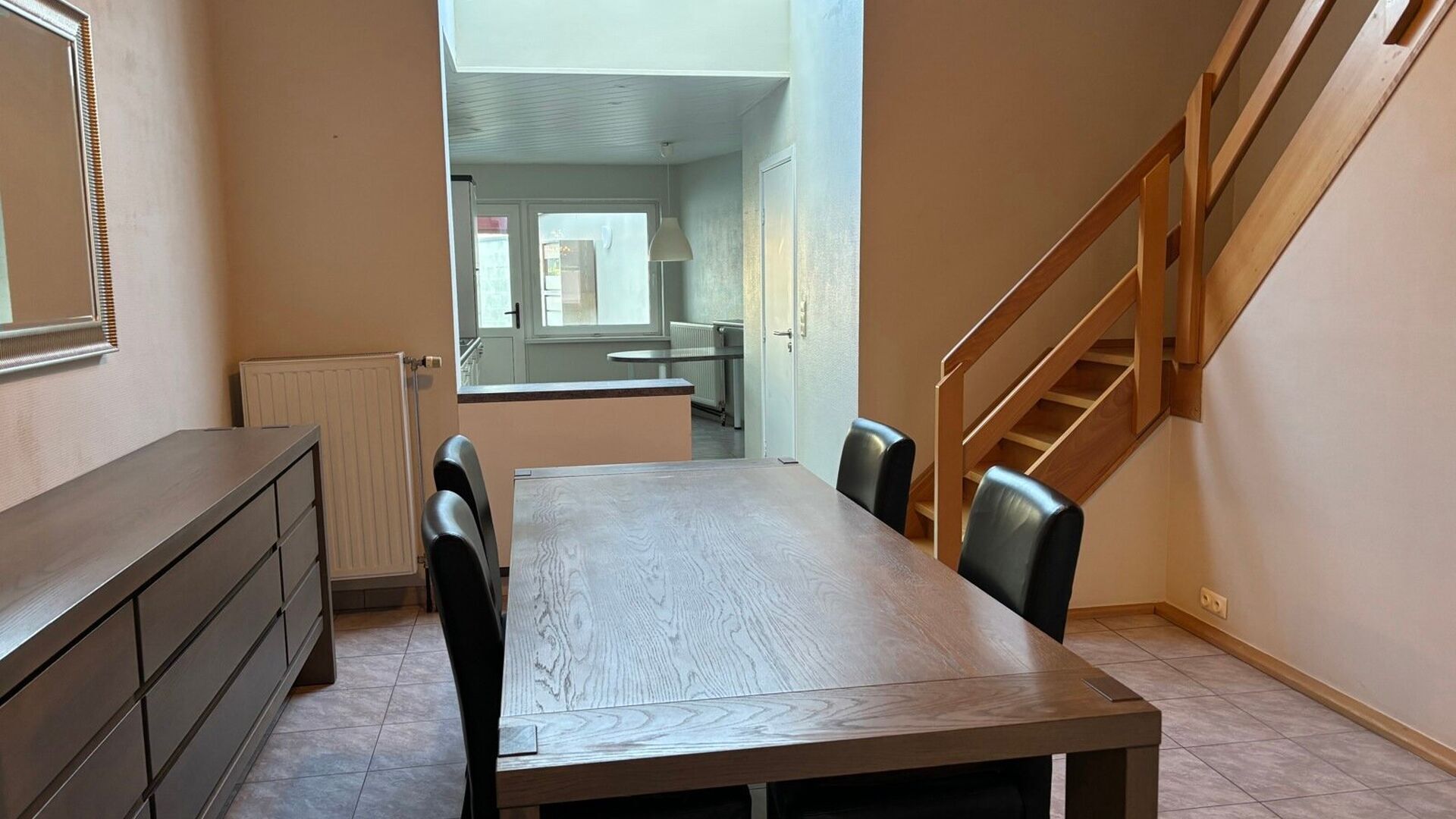 This charming home is located in the quiet and cozy Richard Valvekensstraat in Kessel-op. The home offers an ideal combination of comfort and tranquility, perfect for those looking for a nice place to live in a green and quiet environment.

The house has 