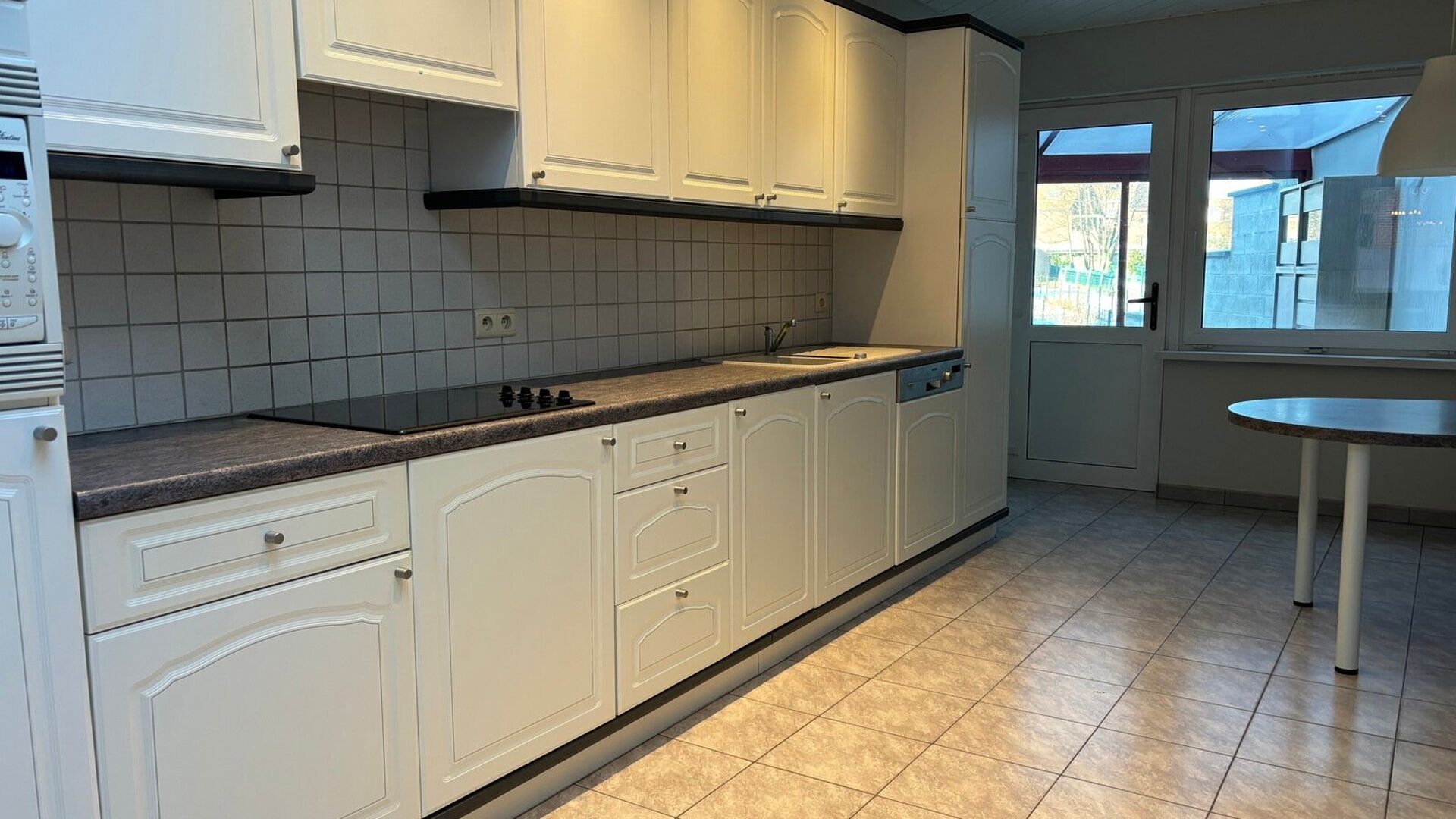 This charming home is located in the quiet and cozy Richard Valvekensstraat in Kessel-op. The home offers an ideal combination of comfort and tranquility, perfect for those looking for a nice place to live in a green and quiet environment.

The house has 