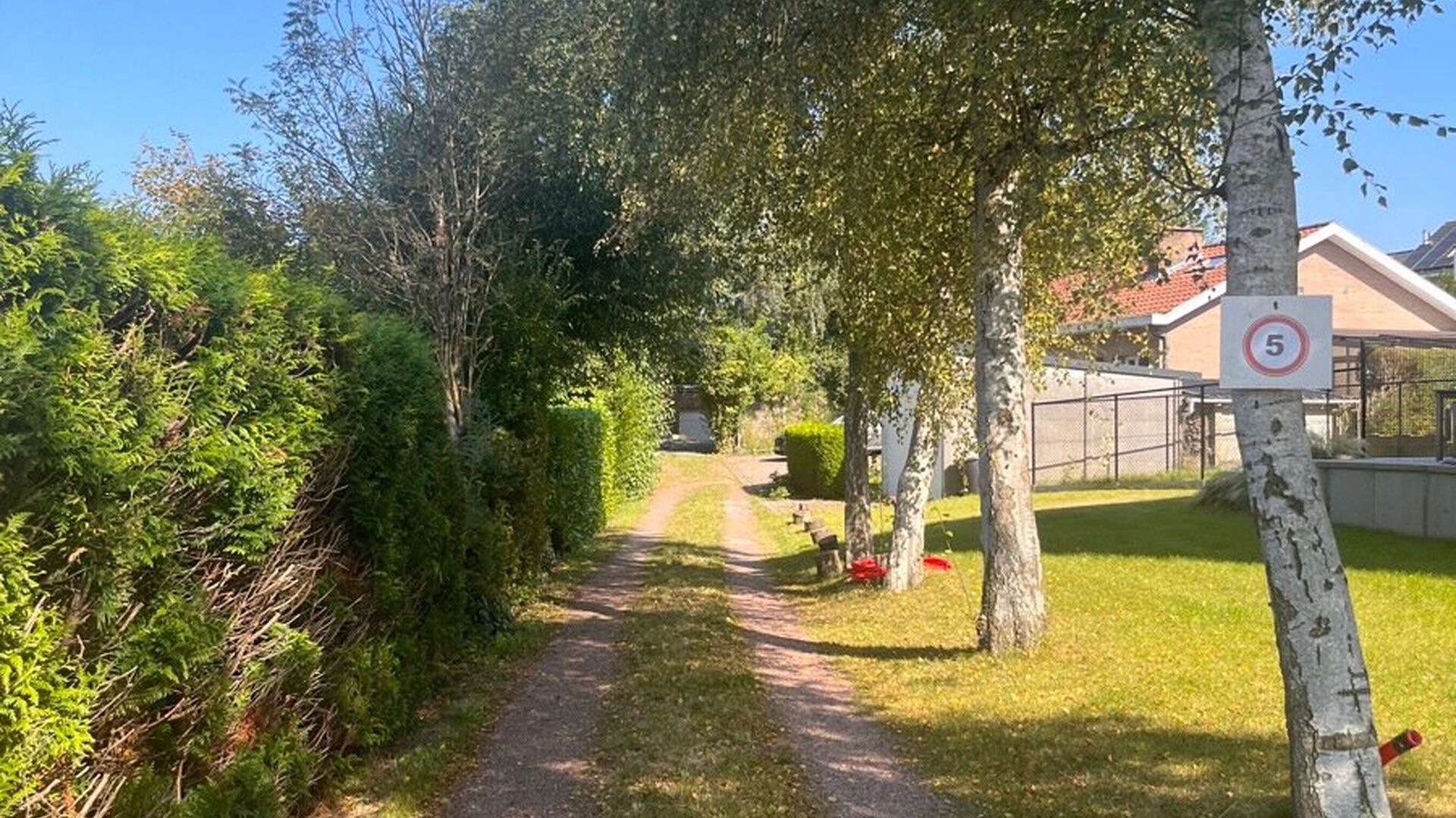 Op zoek naar een comfortabele woning in een rustige, groene omgeving, maar toch dicht bij het bruisende stadsleven? Deze ruime alleenstaande woning, gelegen in een doodlopende straat op slechts 5 minuten van het centrum van Leuven, biedt alles wat u nodig