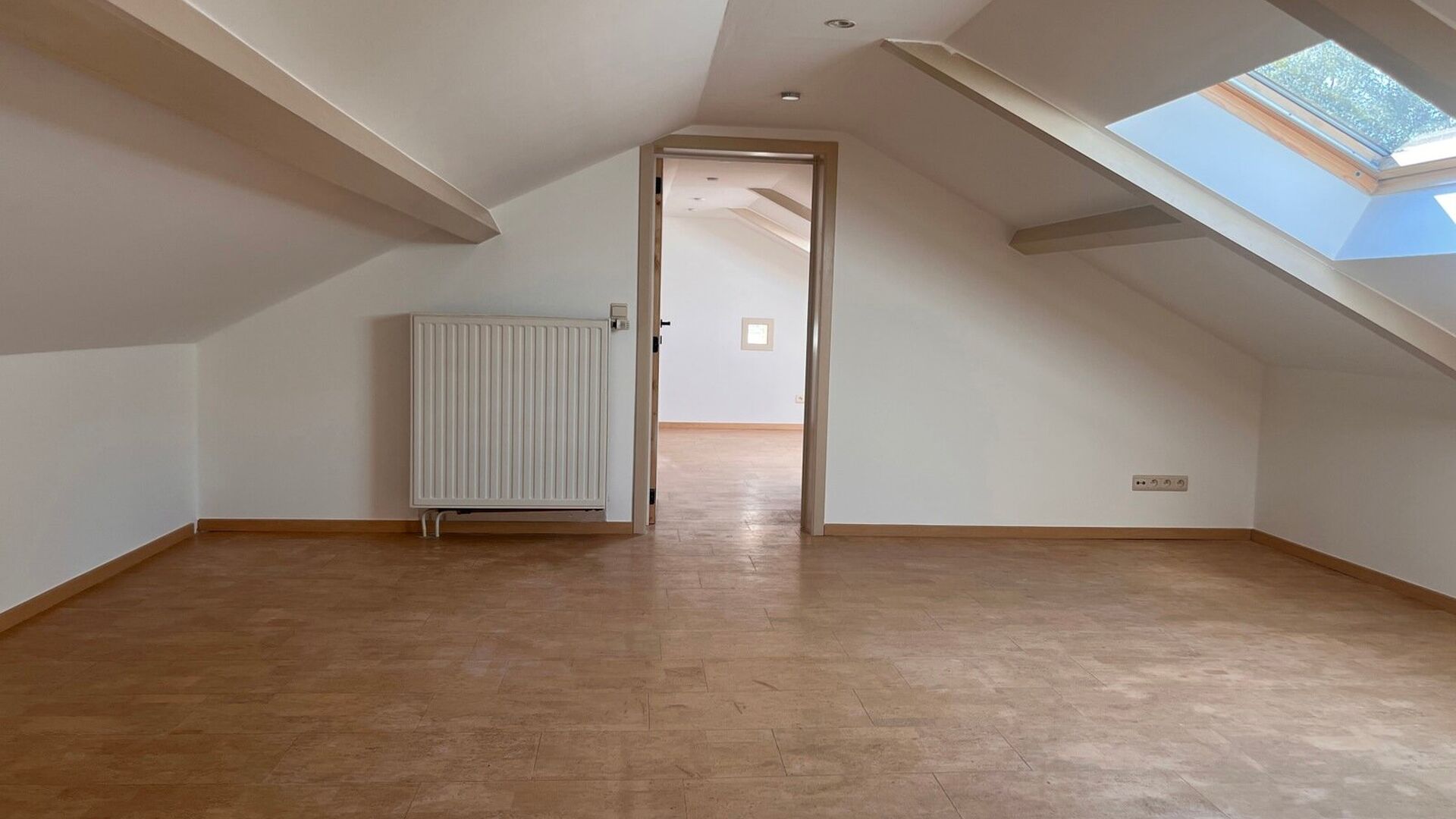 Op zoek naar een comfortabele woning in een rustige, groene omgeving, maar toch dicht bij het bruisende stadsleven? Deze ruime alleenstaande woning, gelegen in een doodlopende straat op slechts 5 minuten van het centrum van Leuven, biedt alles wat u nodig