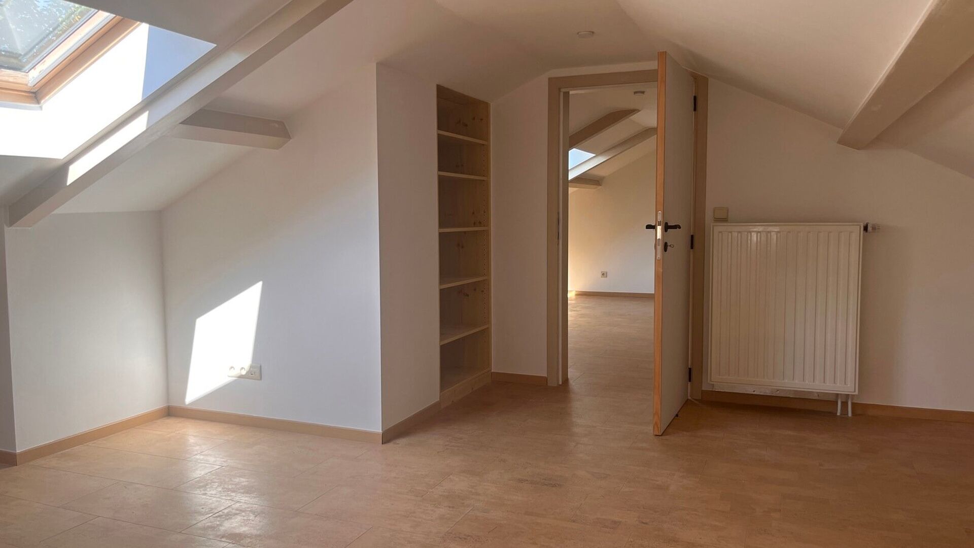 Op zoek naar een comfortabele woning in een rustige, groene omgeving, maar toch dicht bij het bruisende stadsleven? Deze ruime alleenstaande woning, gelegen in een doodlopende straat op slechts 5 minuten van het centrum van Leuven, biedt alles wat u nodig