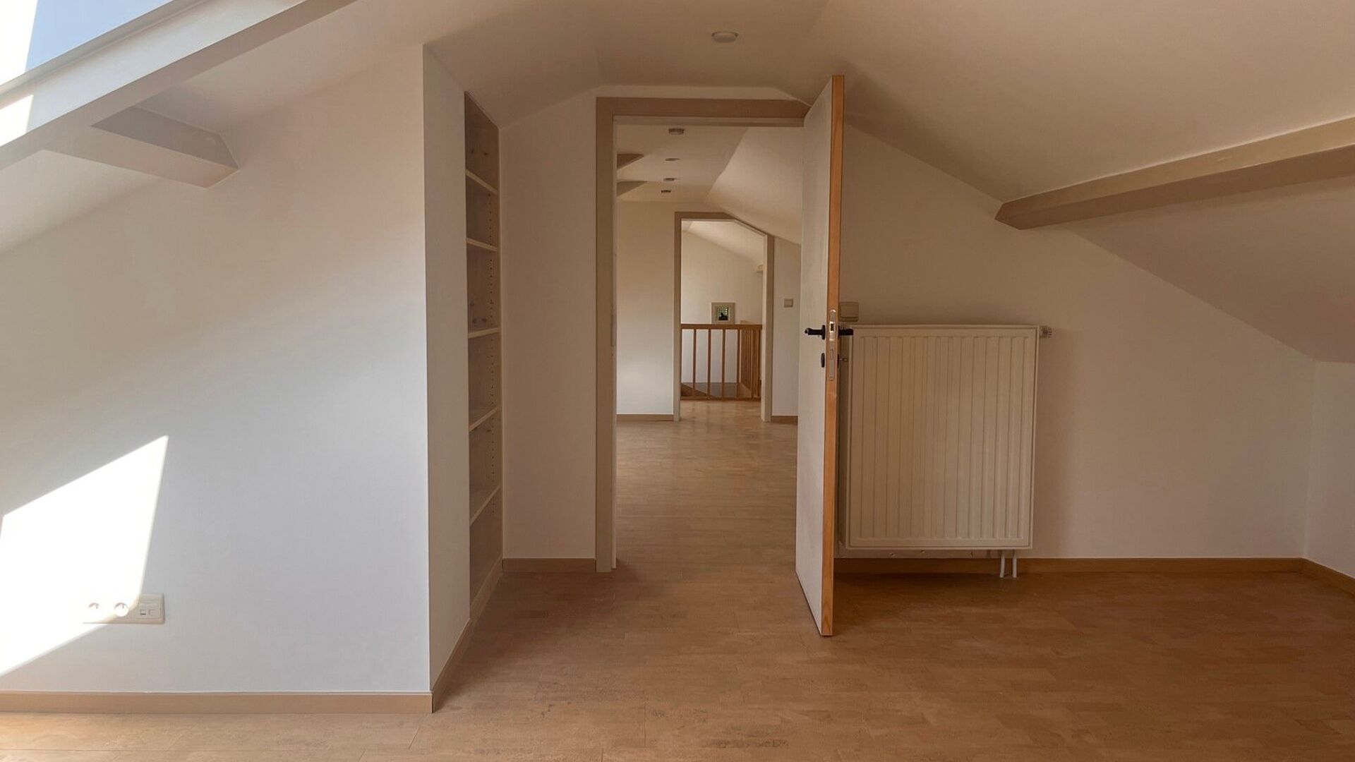 Op zoek naar een comfortabele woning in een rustige, groene omgeving, maar toch dicht bij het bruisende stadsleven? Deze ruime alleenstaande woning, gelegen in een doodlopende straat op slechts 5 minuten van het centrum van Leuven, biedt alles wat u nodig