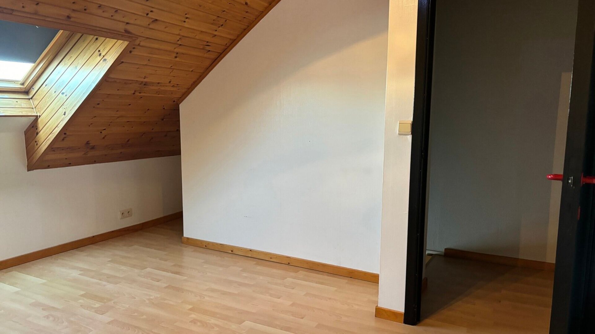 Deze charmante woning is gelegen in de rustige en gezellige Richard Valvekensstraat in Kessel-op. De woning biedt een ideale combinatie van comfort en rust, perfect voor wie op zoek is naar een fijne woonplek in een groene en rustige omgeving.

De woning 