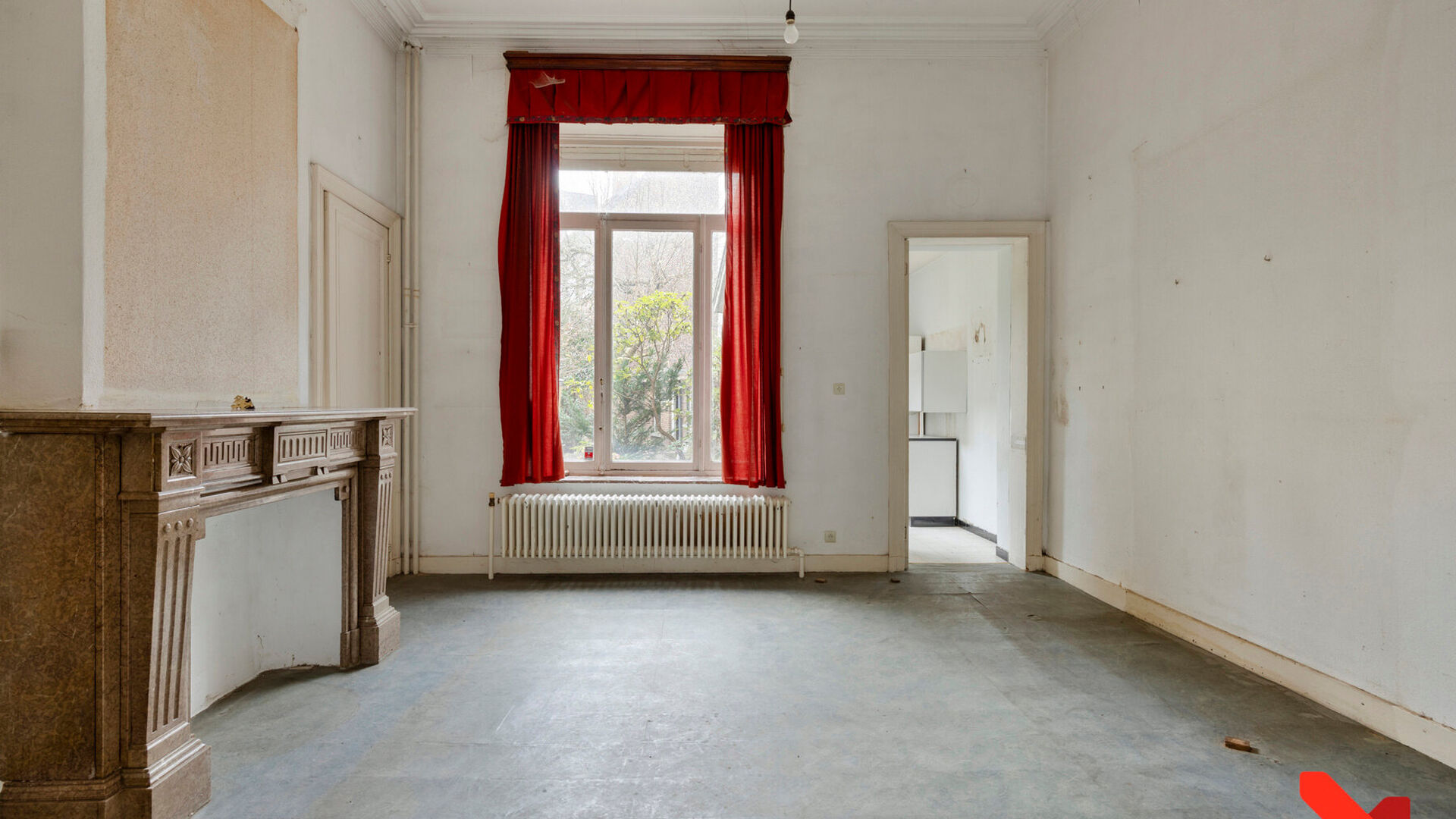 Ontdek deze prachtige herenwoning in Neoclassicistische stijl aan de Vierde Lansierslaan in Tienen, een unieke eigendom boordevol karakter en mogelijkheden. Dit ruime pand, een echt pareltje, biedt alles wat u zoekt: charme, ruimte en een uitstekende ligg