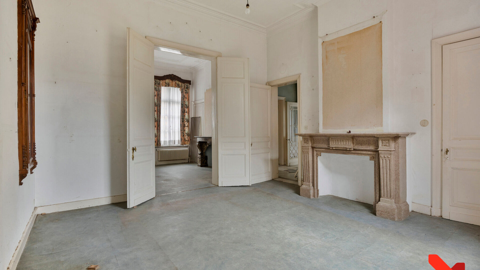 Ontdek deze prachtige herenwoning in Neoclassicistische stijl aan de Vierde Lansierslaan in Tienen, een unieke eigendom boordevol karakter en mogelijkheden. Dit ruime pand, een echt pareltje, biedt alles wat u zoekt: charme, ruimte en een uitstekende ligg