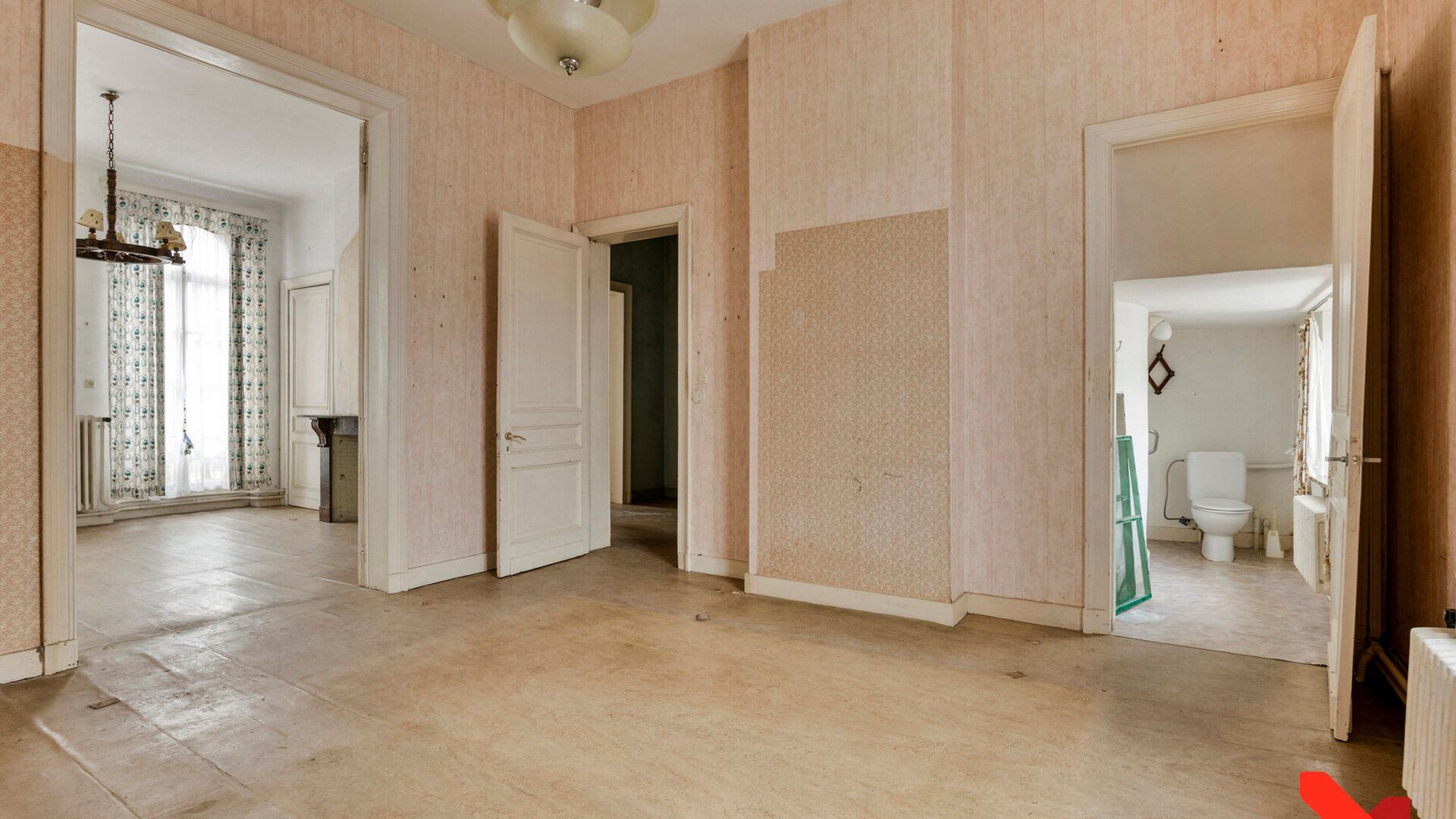 Ontdek deze prachtige herenwoning in Neoclassicistische stijl aan de Vierde Lansierslaan in Tienen, een unieke eigendom boordevol karakter en mogelijkheden. Dit ruime pand, een echt pareltje, biedt alles wat u zoekt: charme, ruimte en een uitstekende ligg