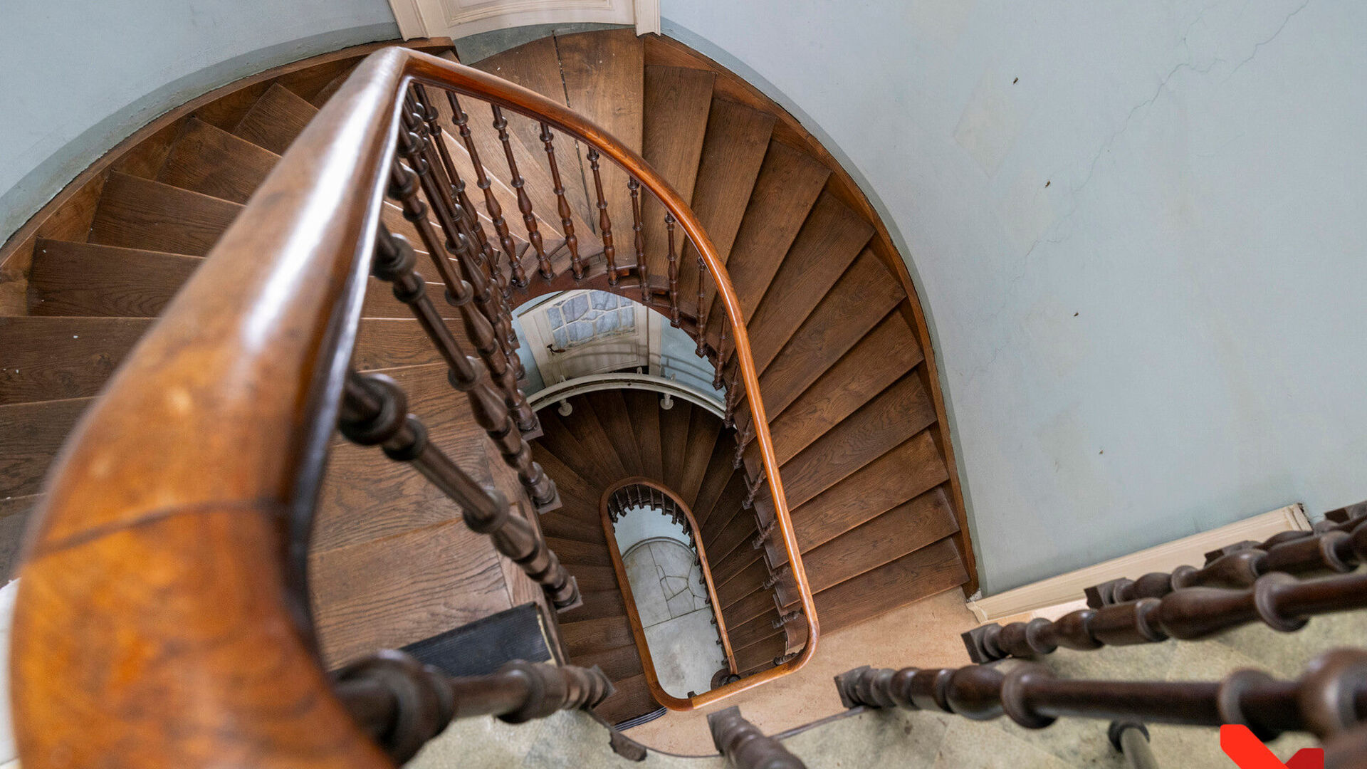 Ontdek deze prachtige herenwoning in Neoclassicistische stijl aan de Vierde Lansierslaan in Tienen, een unieke eigendom boordevol karakter en mogelijkheden. Dit ruime pand, een echt pareltje, biedt alles wat u zoekt: charme, ruimte en een uitstekende ligg