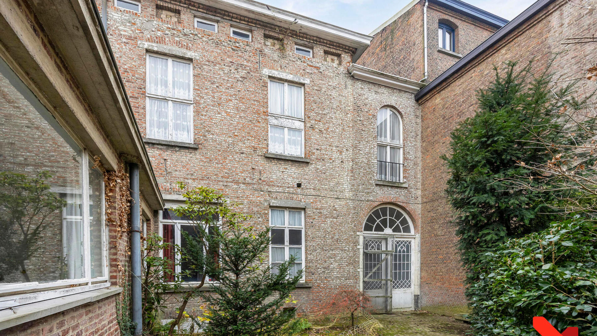 Ontdek deze prachtige herenwoning in Neoclassicistische stijl aan de Vierde Lansierslaan in Tienen, een unieke eigendom boordevol karakter en mogelijkheden. Dit ruime pand, een echt pareltje, biedt alles wat u zoekt: charme, ruimte en een uitstekende ligg