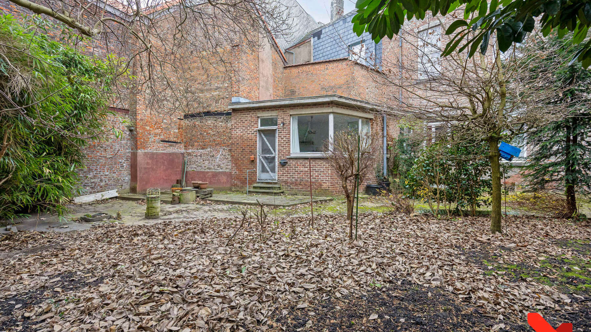 Ontdek deze prachtige herenwoning in Neoclassicistische stijl aan de Vierde Lansierslaan in Tienen, een unieke eigendom boordevol karakter en mogelijkheden. Dit ruime pand, een echt pareltje, biedt alles wat u zoekt: charme, ruimte en een uitstekende ligg