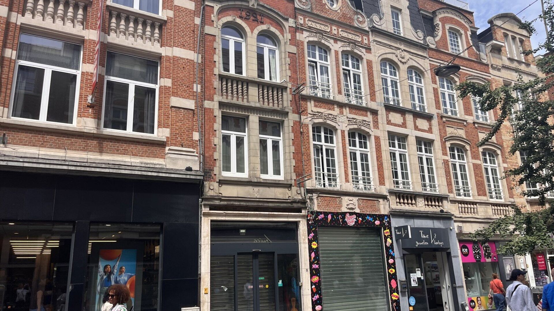 This commercial property is located at the beginning of the Diestsestraat against the historical center, just opposite the Standaard Boekhandel. The commercial property is +- 110 m² and immediately available!