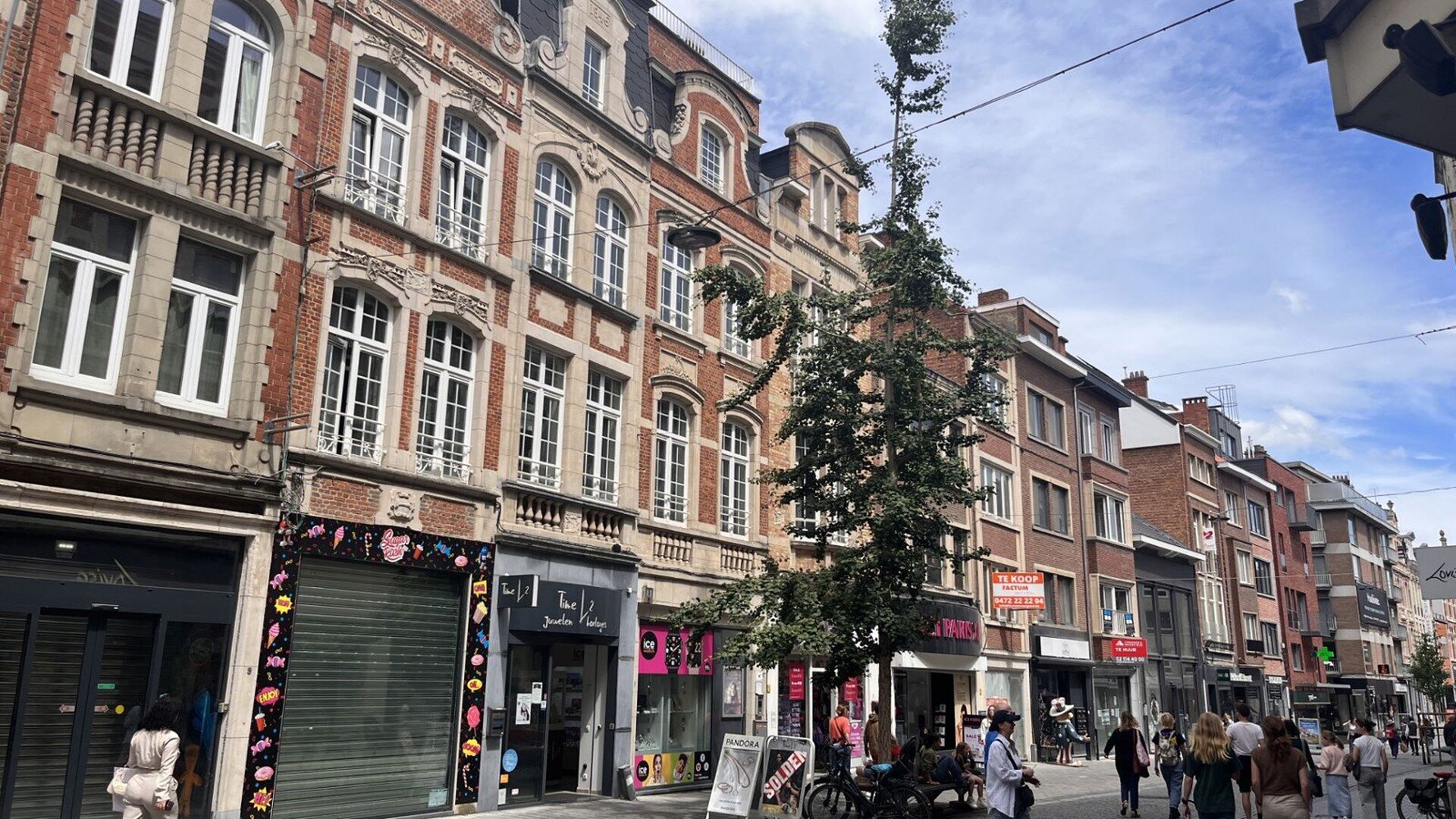 Dit handelspand is gelegen aan het begin van de Diestsestraat tegen het historisch centrum aan, vlak tegenover de Standaard Boekhandel. Het handelspand is +- 110 m² groot en onmiddellijk beschikbaar!