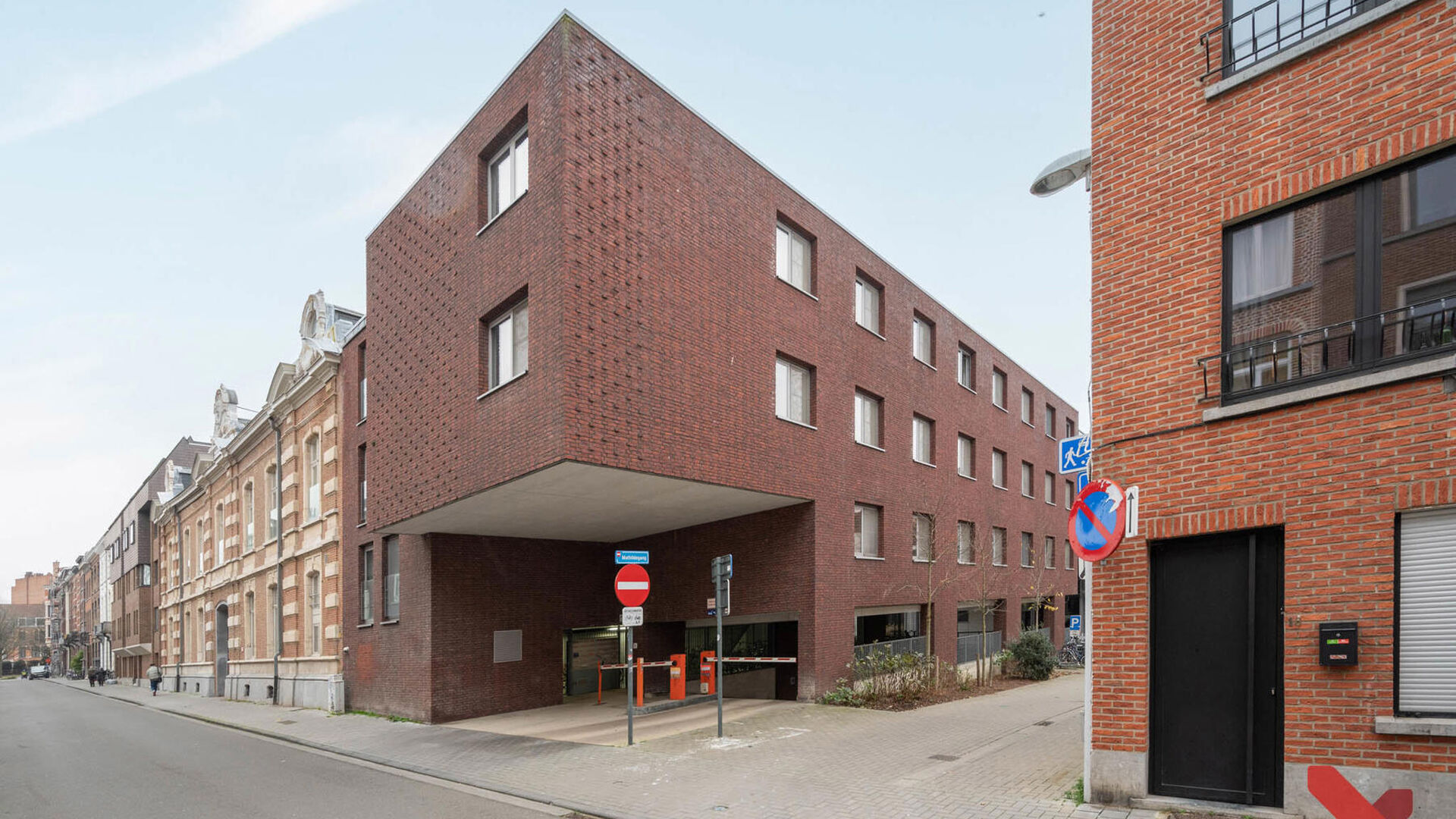 Spacious underground car parking space for sale in Residentie Cartijnenveld located at a convenient location in the center of Leuven, in the underground parking area of the former Rijkswachtskazerne on level -1. Access is via Dagobertstraat and has an ele