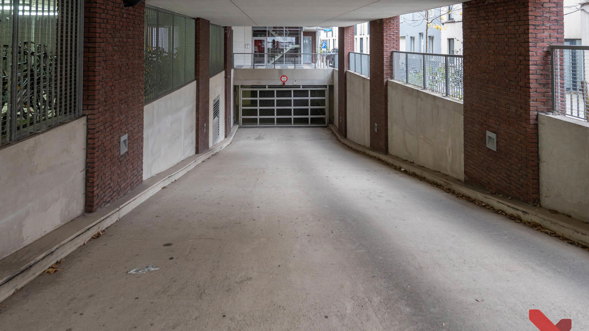 Spacious underground car parking space for sale in Residentie Cartijnenveld located at a convenient location in the center of Leuven, in the underground parking area of the former Rijkswachtskazerne on level -1. Access is via Dagobertstraat and has an ele