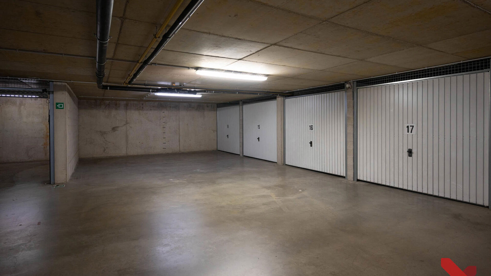 Spacious underground car parking space for sale in Residentie Cartijnenveld located at a convenient location in the center of Leuven, in the underground parking area of the former Rijkswachtskazerne on level -1. Access is via Dagobertstraat and has an ele