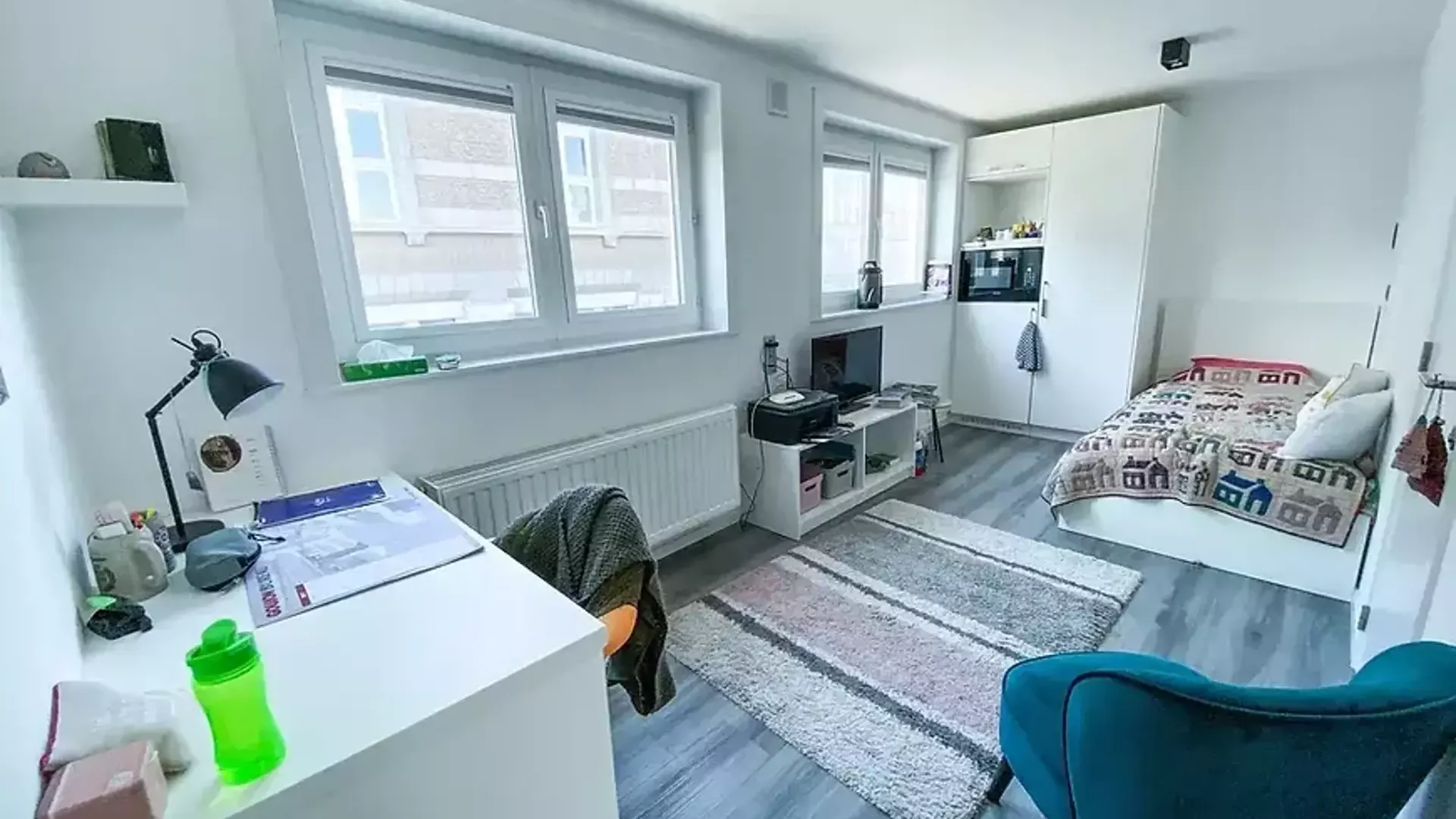 Deze kleinschalige residentie nabij de Lei en de Vismarkt heeft nog 3 beschikbare kamers met eigen sanitair. Volledig gerenoveerd geweest in 2018. De kamers bevinden zich op de tweede of derde verdieping, en zijn volledig gemeubeld met eigen frigo op kame