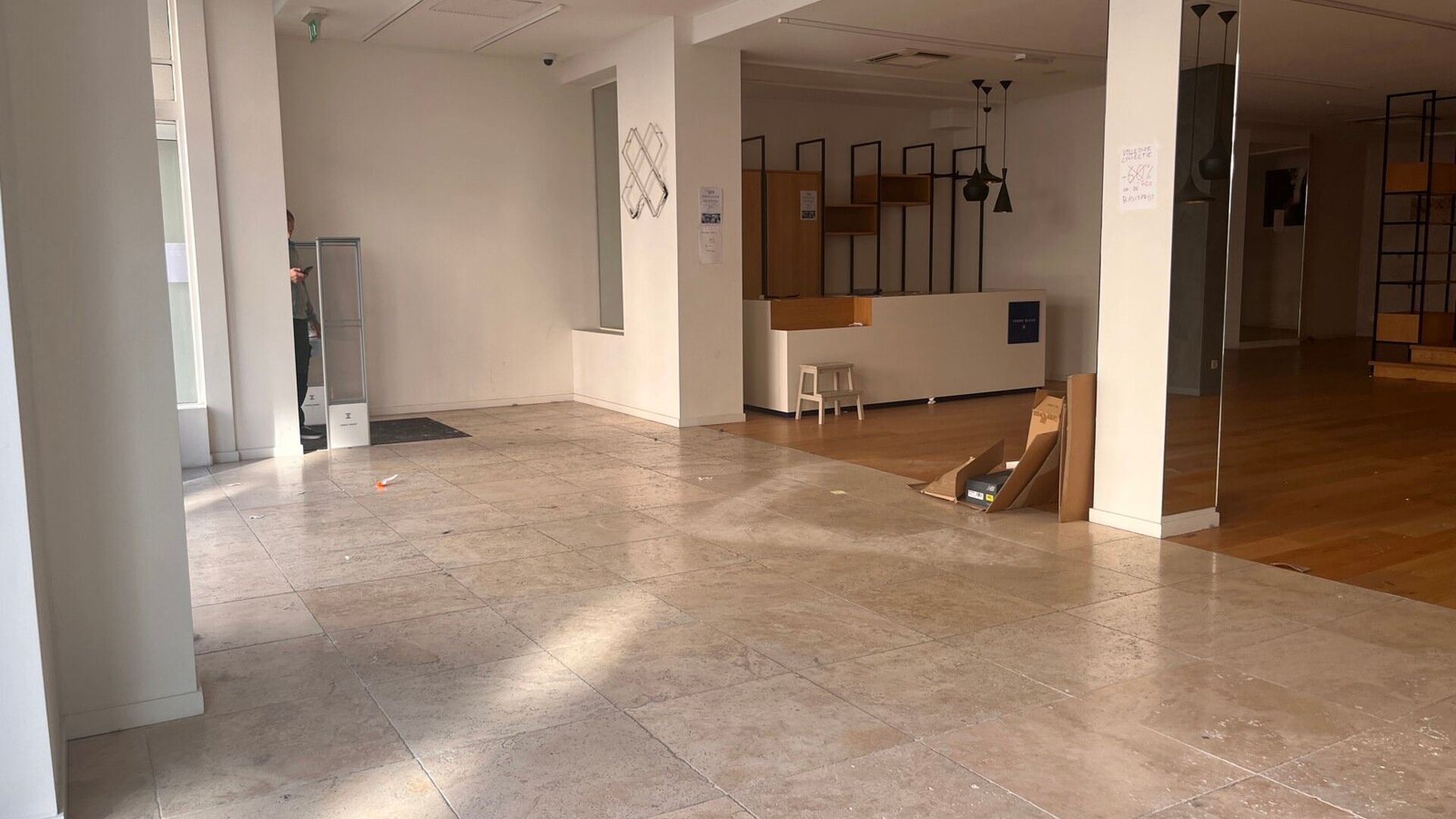 Vous êtes à la recherche d'un immeuble commercial bien situé pour développer votre entreprise ? Cette propriété de pas moins de 250 m², située sur la très animée Bondgenotenlaan à Louvain, vous offre tout ce dont vous avez besoin.

Espace : Une