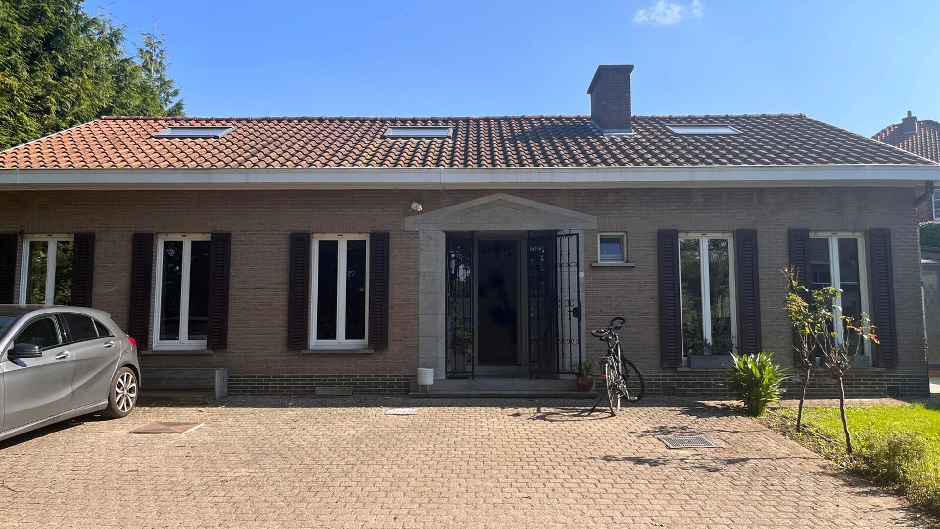 Vous cherchez une maison confortable dans un quartier calme et verdoyant, tout en étant proche de la vie urbaine animée ? Cette spacieuse maison unifamiliale, située dans une impasse à seulement 5 minutes du centre de Louvain, offre tout ce dont vous 