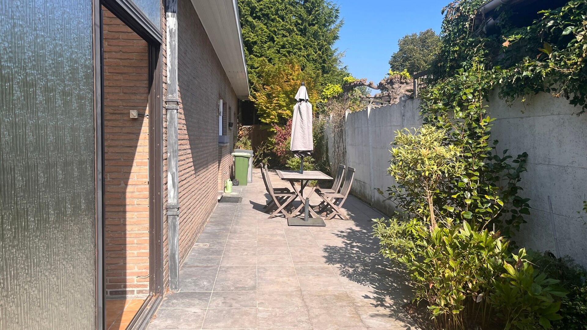 Vous cherchez une maison confortable dans un quartier calme et verdoyant, tout en étant proche de la vie urbaine animée ? Cette spacieuse maison unifamiliale, située dans une impasse à seulement 5 minutes du centre de Louvain, offre tout ce dont vous 