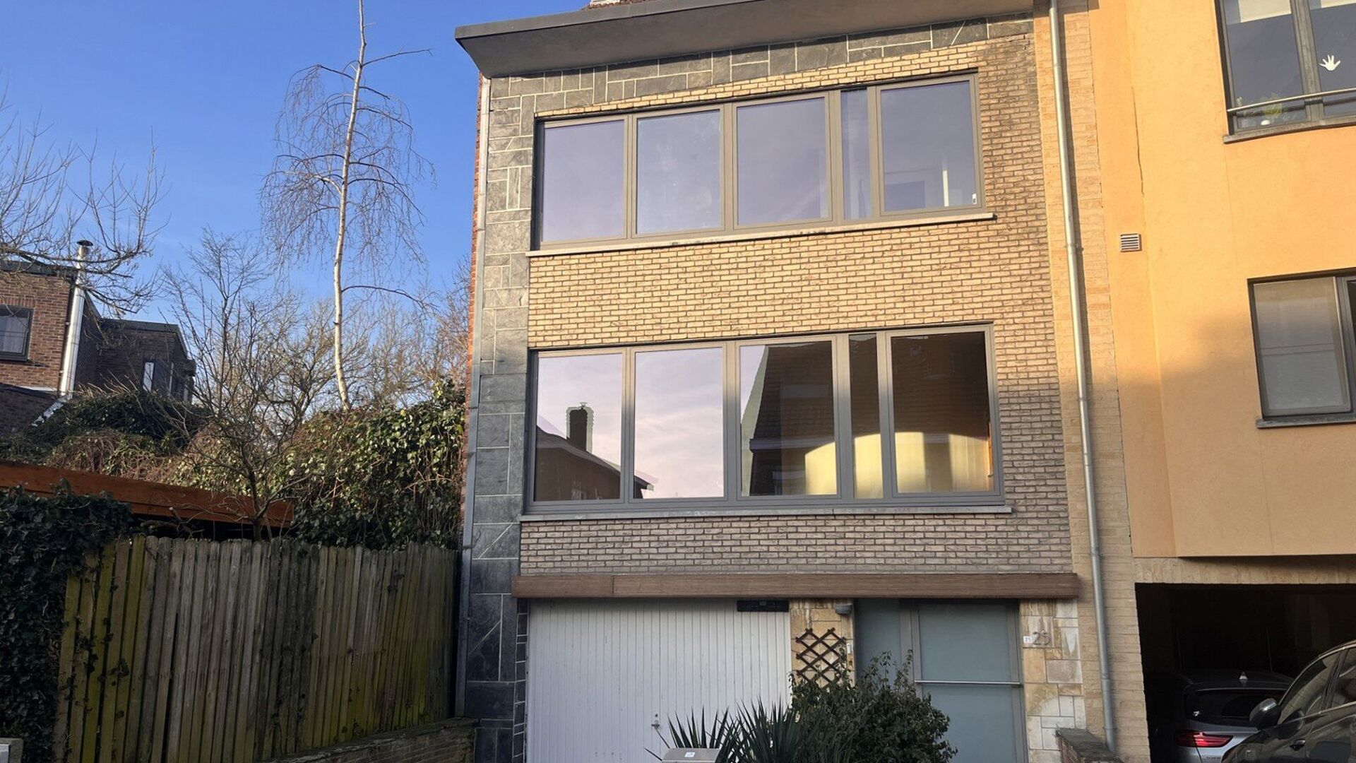 Dans un quartier très calme de Langendallaan, à proximité du centre-ville animé de Louvain, vous trouverez cette maison jumelée lumineuse. Alliant confort et excellent emplacement, cette maison familiale est idéale pour les personnes à la recherche