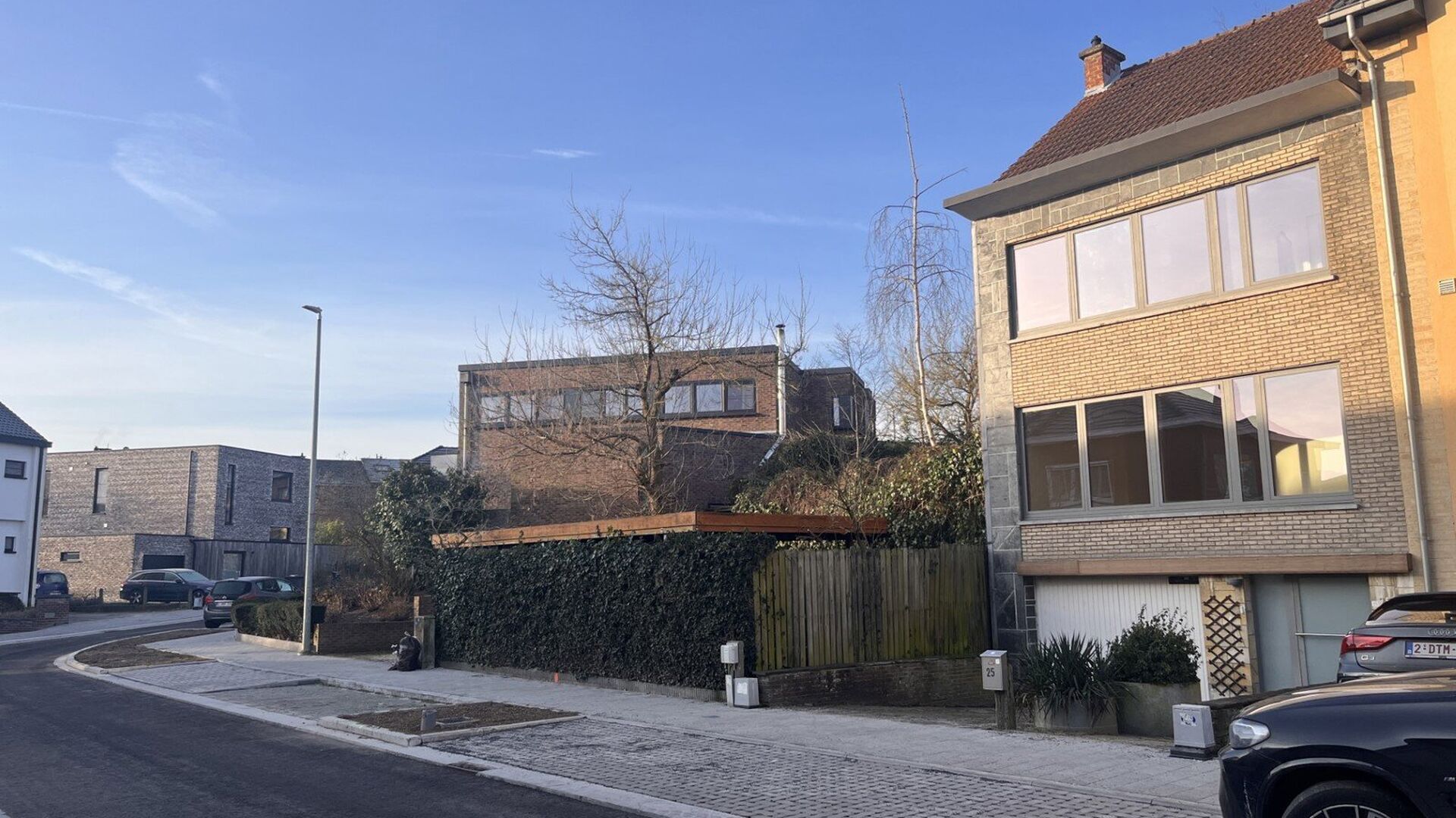 Dans un quartier très calme de Langendallaan, à proximité du centre-ville animé de Louvain, vous trouverez cette maison jumelée lumineuse. Alliant confort et excellent emplacement, cette maison familiale est idéale pour les personnes à la recherche