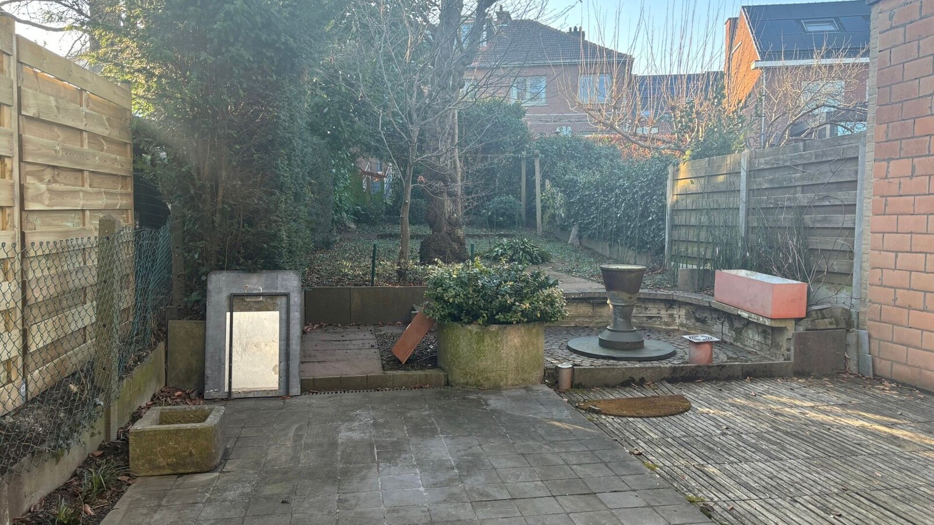 Dans un quartier très calme de Langendallaan, à proximité du centre-ville animé de Louvain, vous trouverez cette maison jumelée lumineuse. Alliant confort et excellent emplacement, cette maison familiale est idéale pour les personnes à la recherche