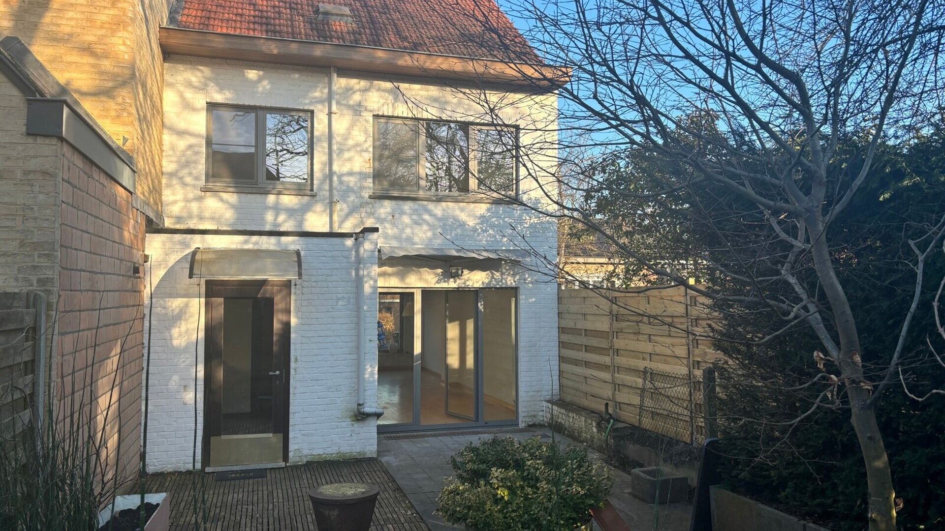 Dans un quartier très calme de Langendallaan, à proximité du centre-ville animé de Louvain, vous trouverez cette maison jumelée lumineuse. Alliant confort et excellent emplacement, cette maison familiale est idéale pour les personnes à la recherche