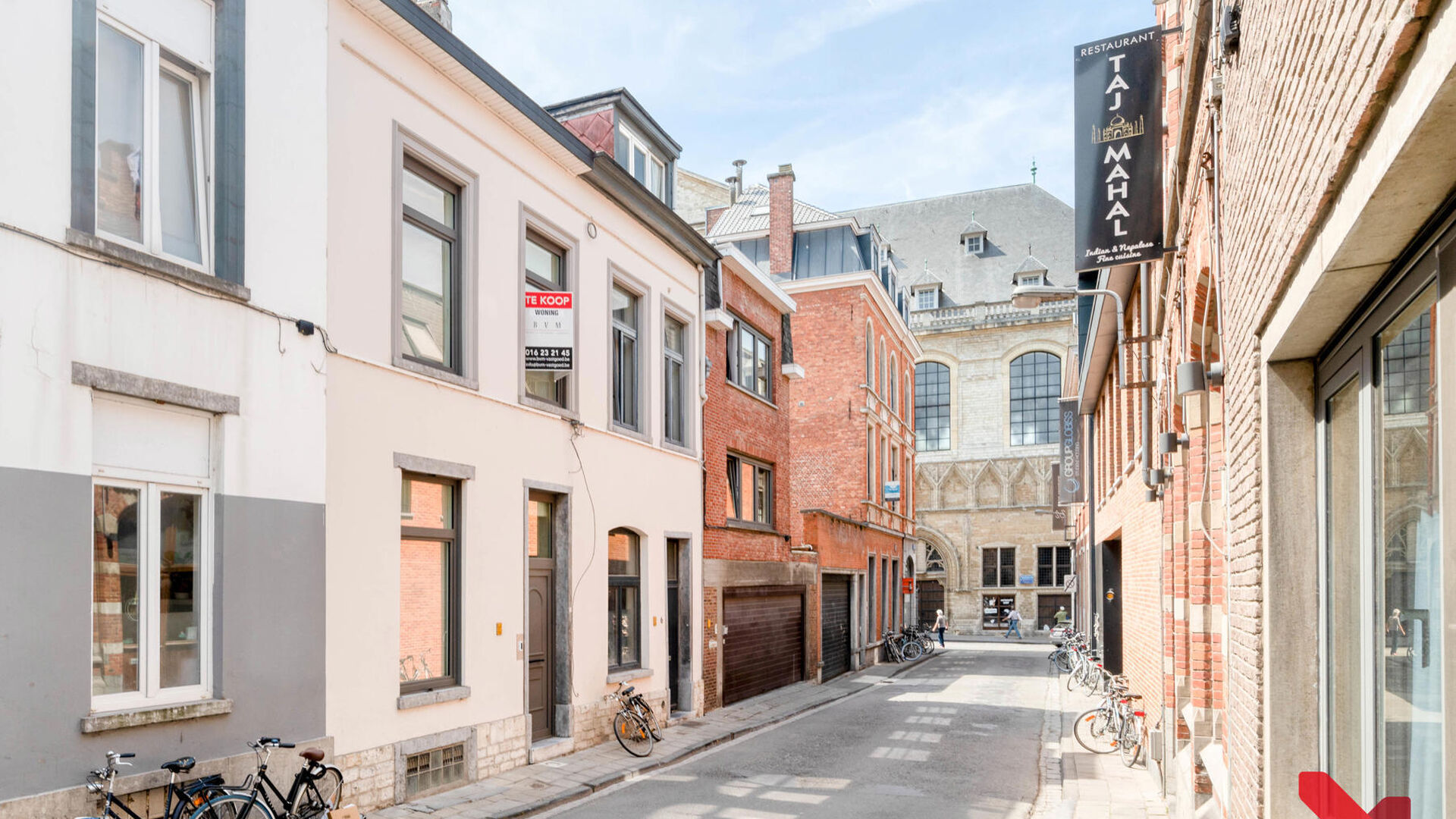 Charmante maison mitoyenne au cœur de Louvain avec un caractère rural. 

Cette maison a été entièrement rénovée avec des matériaux de haute qualité. 

Le hall d'entrée donne accès à la cuisine entièrement équipée et à la salle à manger. L