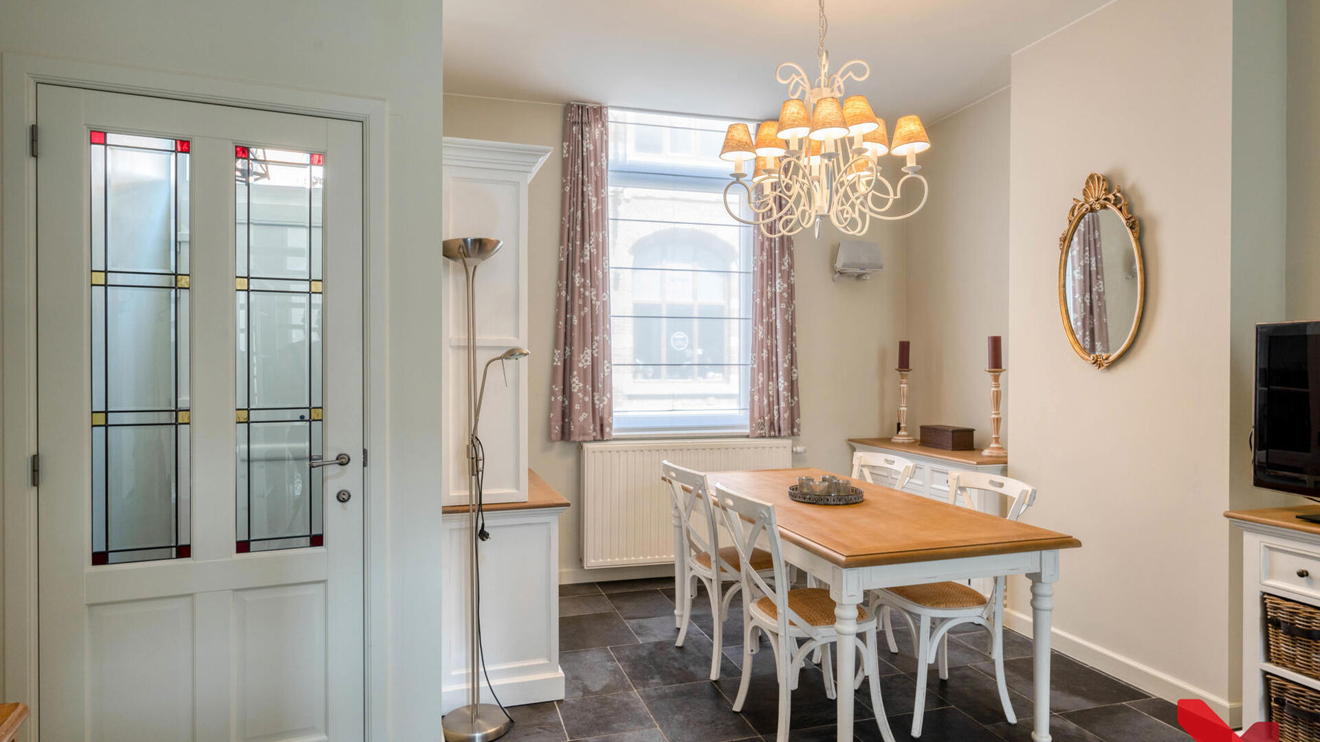 Charmante maison mitoyenne au cœur de Louvain avec un caractère rural. 

Cette maison a été entièrement rénovée avec des matériaux de haute qualité. 

Le hall d'entrée donne accès à la cuisine entièrement équipée et à la salle à manger. L