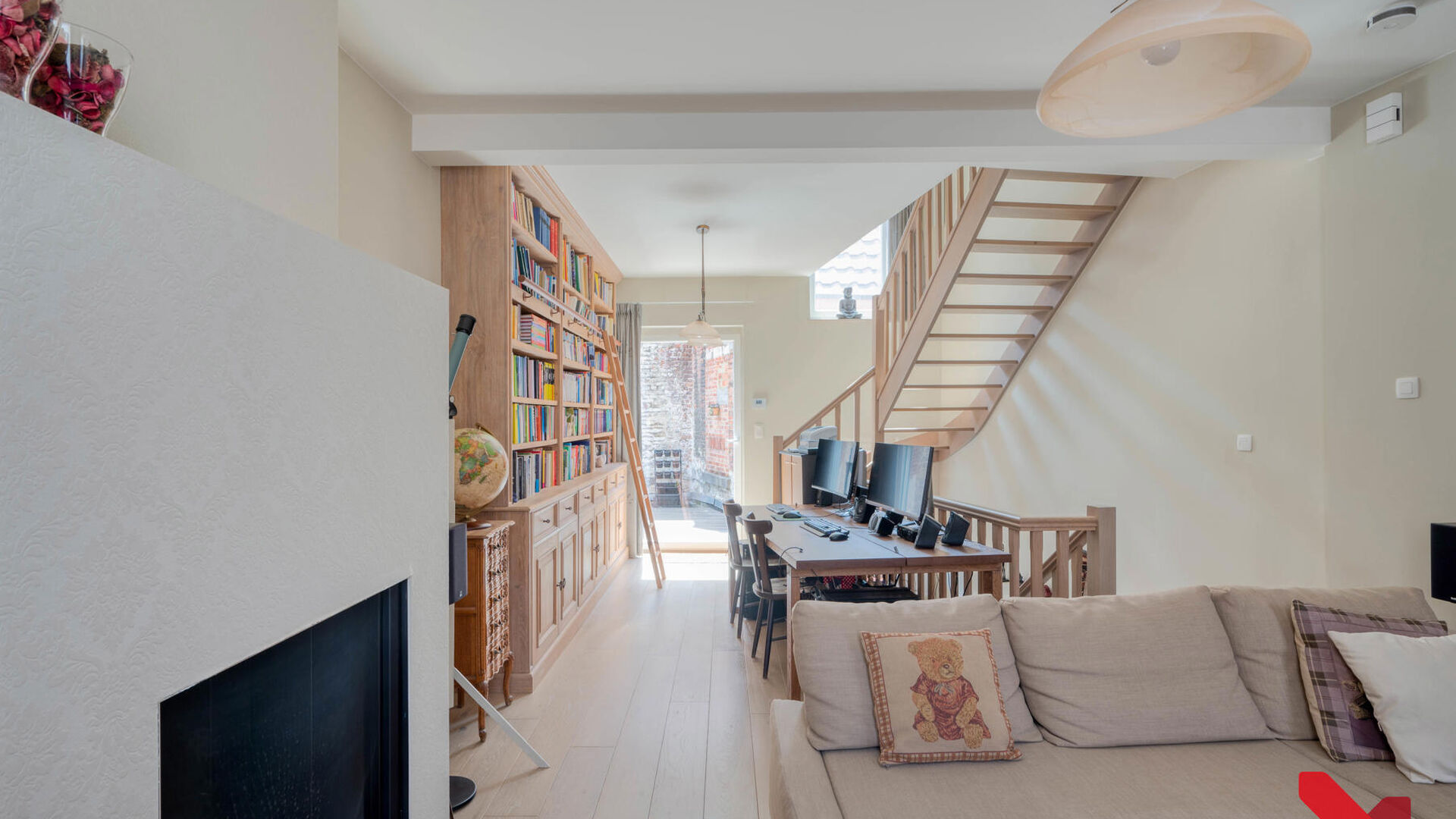 Charmante maison mitoyenne au cœur de Louvain avec un caractère rural. 

Cette maison a été entièrement rénovée avec des matériaux de haute qualité. 

Le hall d'entrée donne accès à la cuisine entièrement équipée et à la salle à manger. L