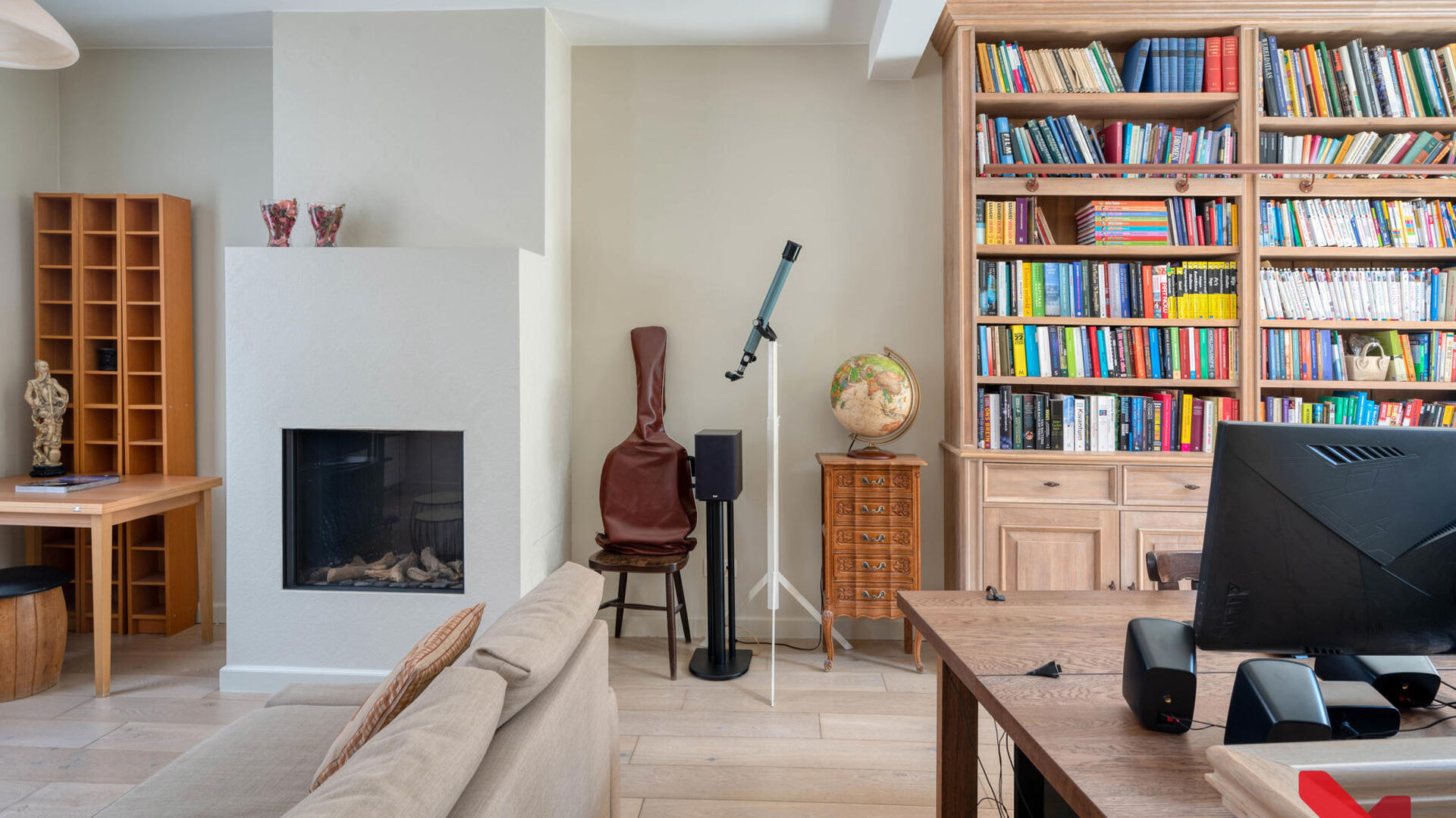 Charmante maison mitoyenne au cœur de Louvain avec un caractère rural. 

Cette maison a été entièrement rénovée avec des matériaux de haute qualité. 

Le hall d'entrée donne accès à la cuisine entièrement équipée et à la salle à manger. L