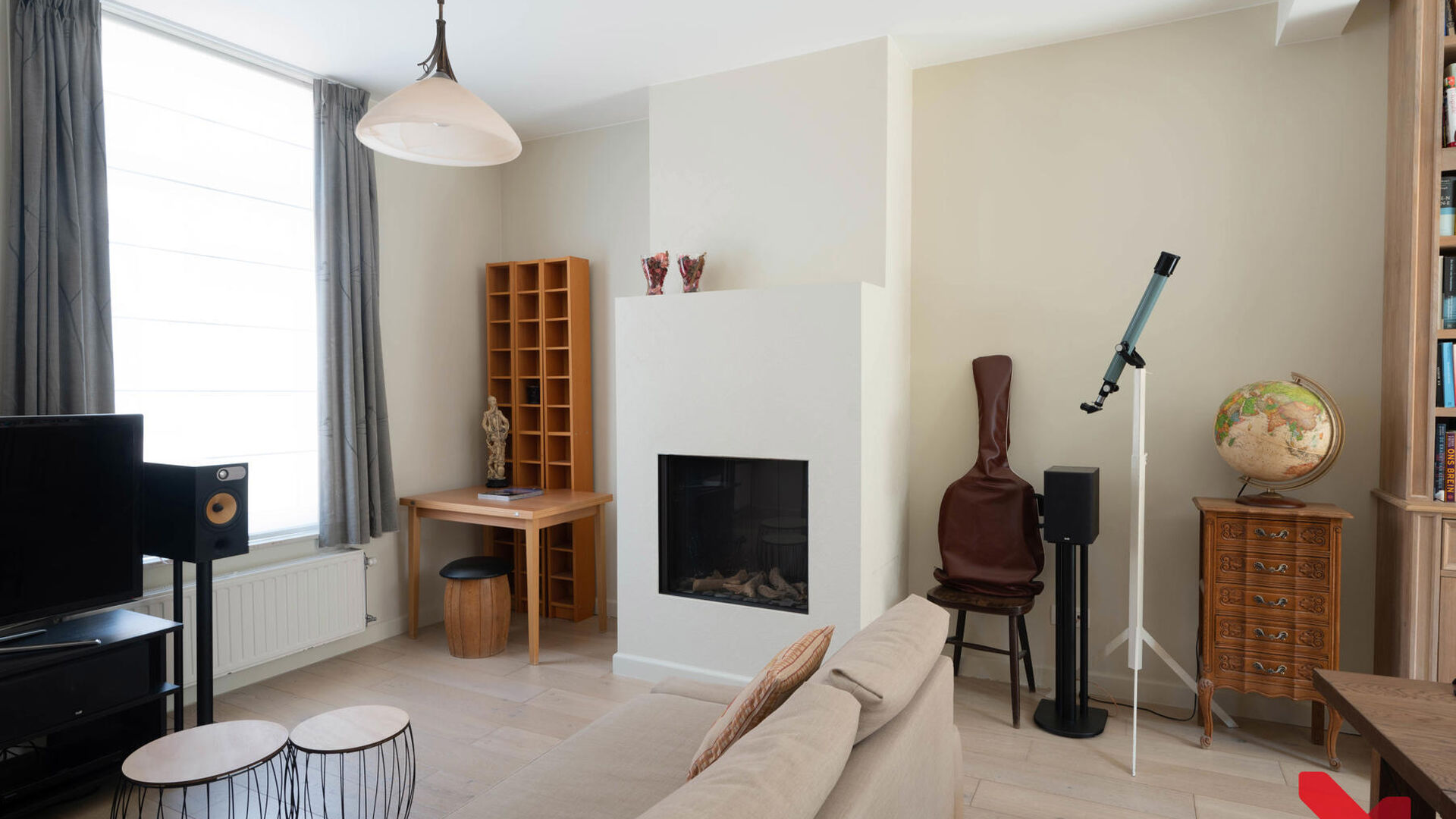 Charmante maison mitoyenne au cœur de Louvain avec un caractère rural. 

Cette maison a été entièrement rénovée avec des matériaux de haute qualité. 

Le hall d'entrée donne accès à la cuisine entièrement équipée et à la salle à manger. L