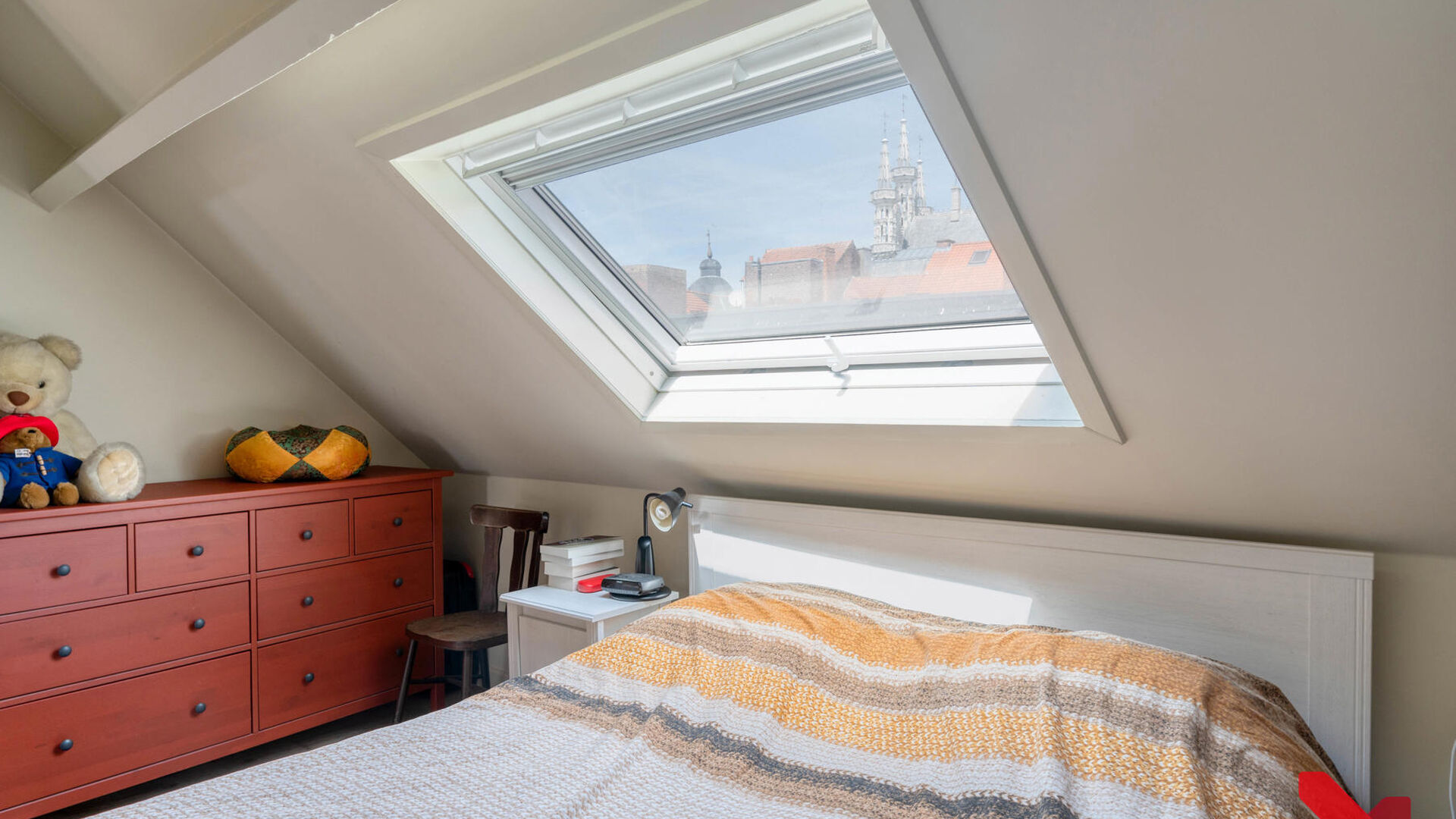 Charmante maison mitoyenne au cœur de Louvain avec un caractère rural. 

Cette maison a été entièrement rénovée avec des matériaux de haute qualité. 

Le hall d'entrée donne accès à la cuisine entièrement équipée et à la salle à manger. L