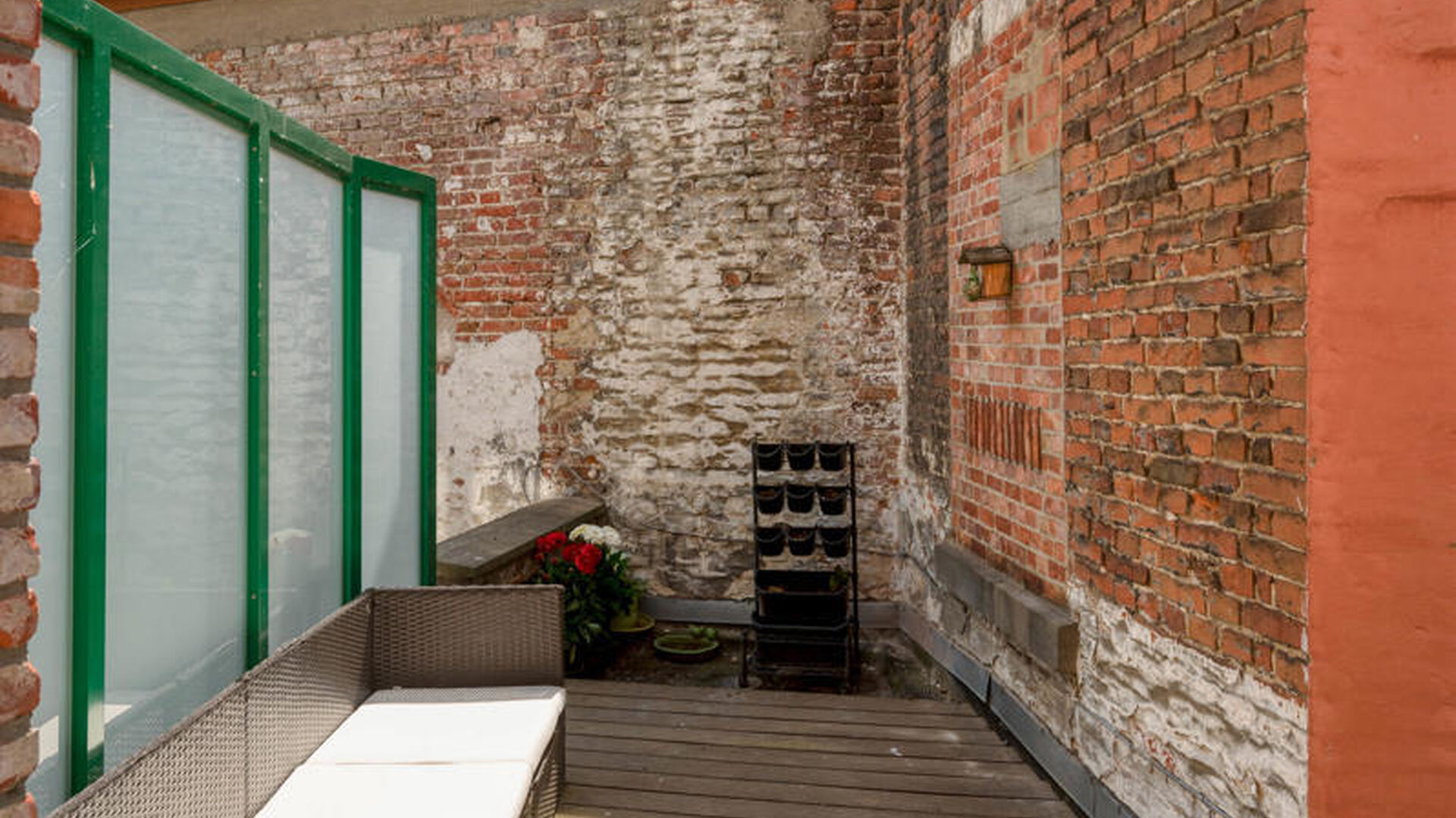 Charmante maison mitoyenne au cœur de Louvain avec un caractère rural. 

Cette maison a été entièrement rénovée avec des matériaux de haute qualité. 

Le hall d'entrée donne accès à la cuisine entièrement équipée et à la salle à manger. L