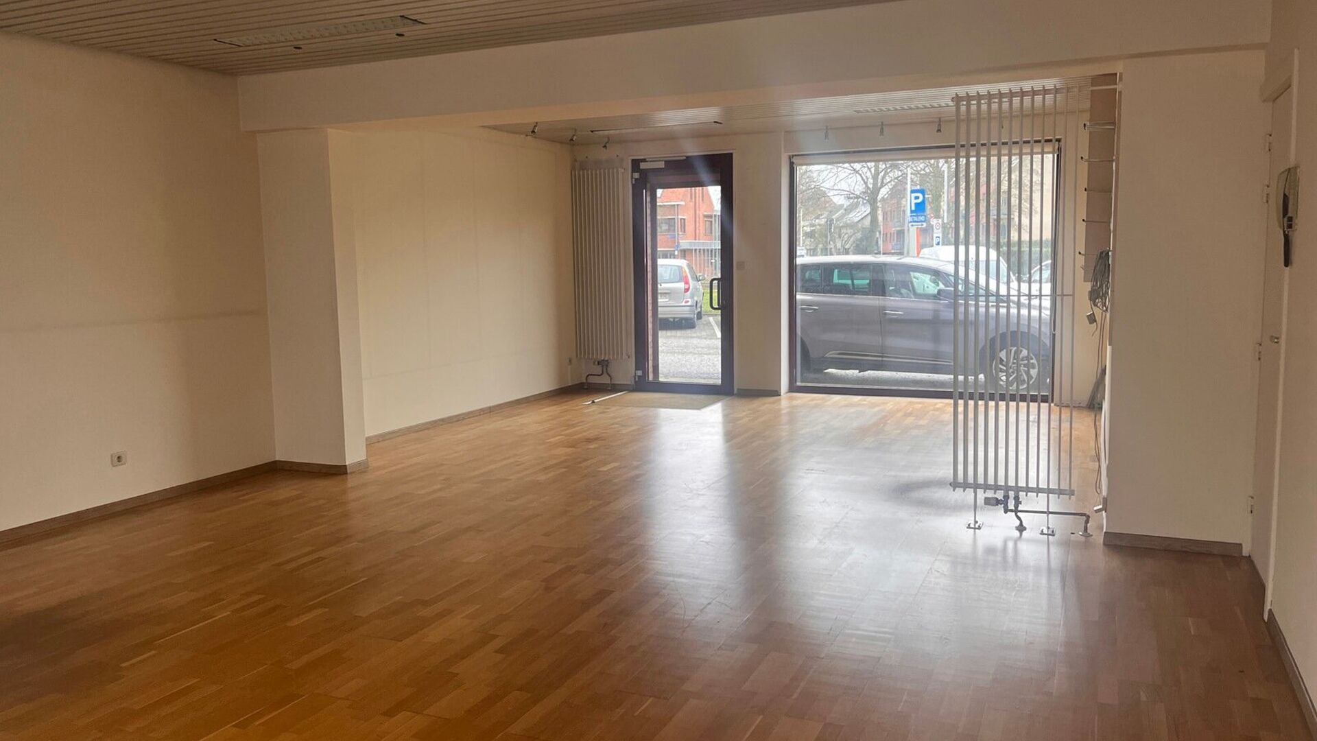 Looking for a turnkey office in a prime location? This light-filled 69 m² office, located at Herestraat 7 in Leuven, offers a pleasant and professional working environment. Thanks to the large windows you enjoy an abundance of natural light, which contri