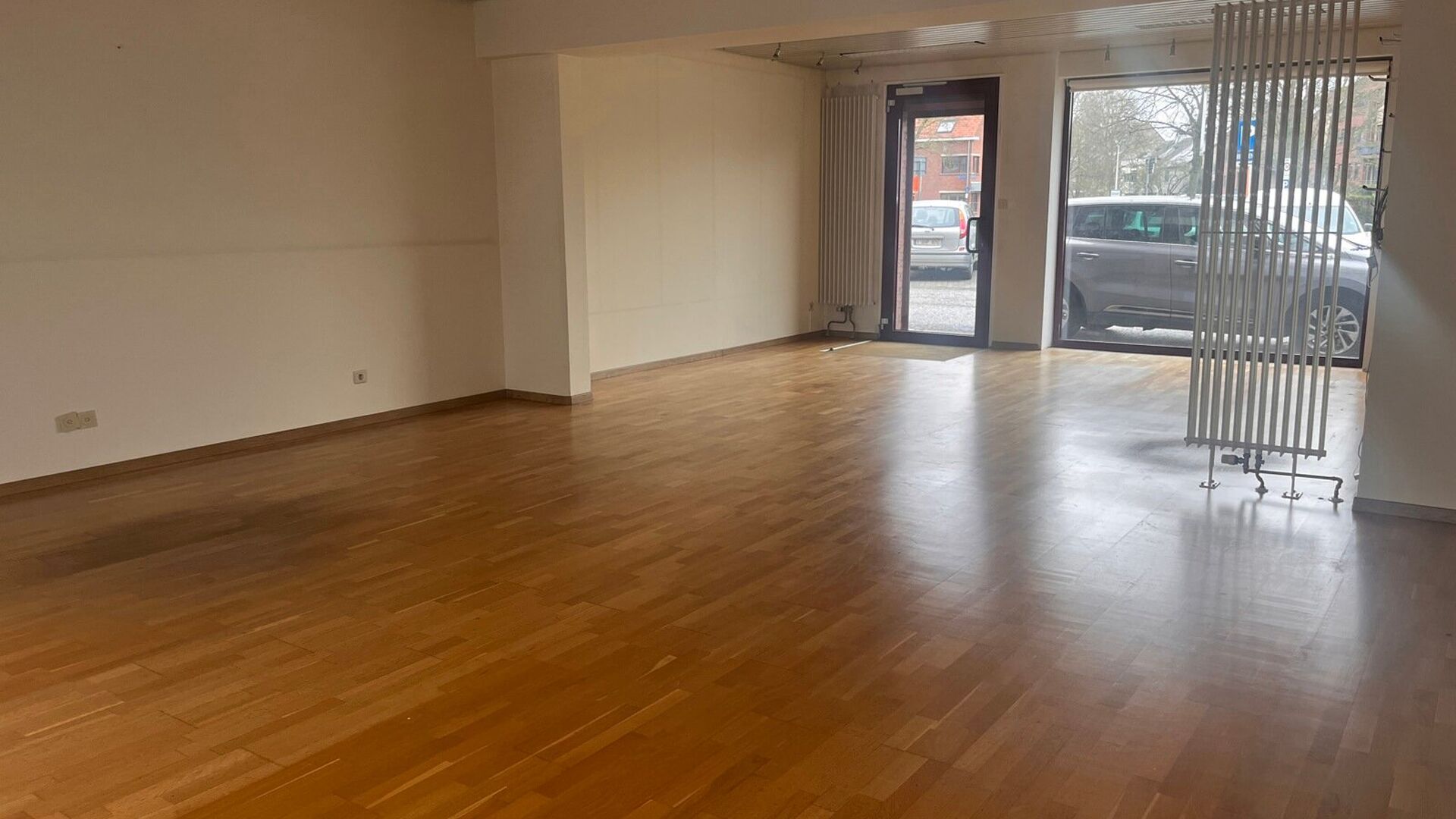 Looking for a turnkey office in a prime location? This light-filled 69 m² office, located at Herestraat 7 in Leuven, offers a pleasant and professional working environment. Thanks to the large windows you enjoy an abundance of natural light, which contri