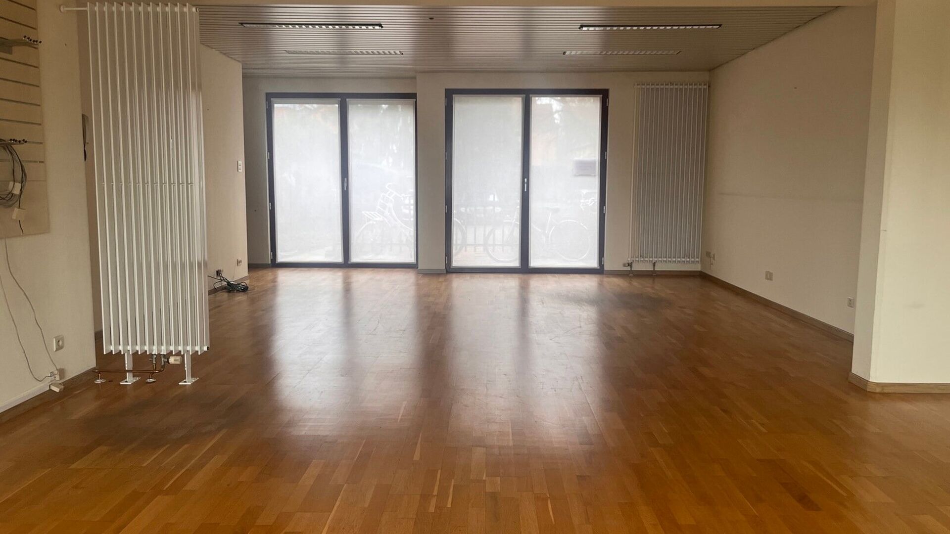 Looking for a turnkey office in a prime location? This light-filled 69 m² office, located at Herestraat 7 in Leuven, offers a pleasant and professional working environment. Thanks to the large windows you enjoy an abundance of natural light, which contri