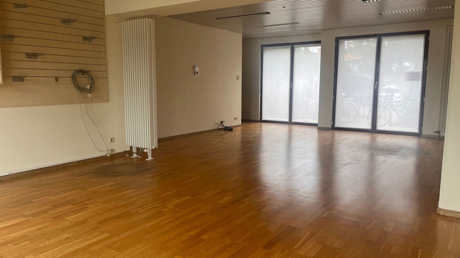 Looking for a turnkey office in a prime location? This light-filled 69 m² office, located at Herestraat 7 in Leuven, offers a pleasant and professional working environment. Thanks to the large windows you enjoy an abundance of natural light, which contri