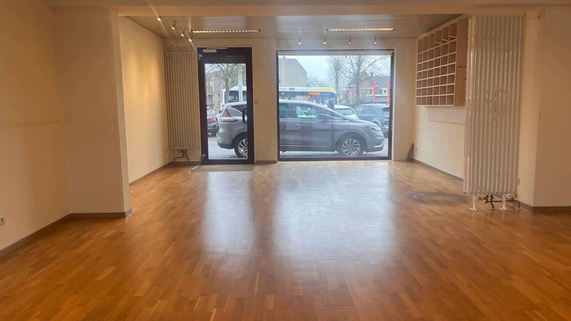 Looking for a turnkey office in a prime location? This light-filled 69 m² office, located at Herestraat 7 in Leuven, offers a pleasant and professional working environment. Thanks to the large windows you enjoy an abundance of natural light, which contri