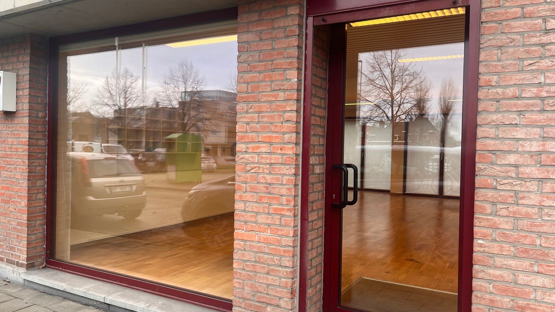 Looking for a turnkey office in a prime location? This light-filled 69 m² office, located at Herestraat 7 in Leuven, offers a pleasant and professional working environment. Thanks to the large windows you enjoy an abundance of natural light, which contri