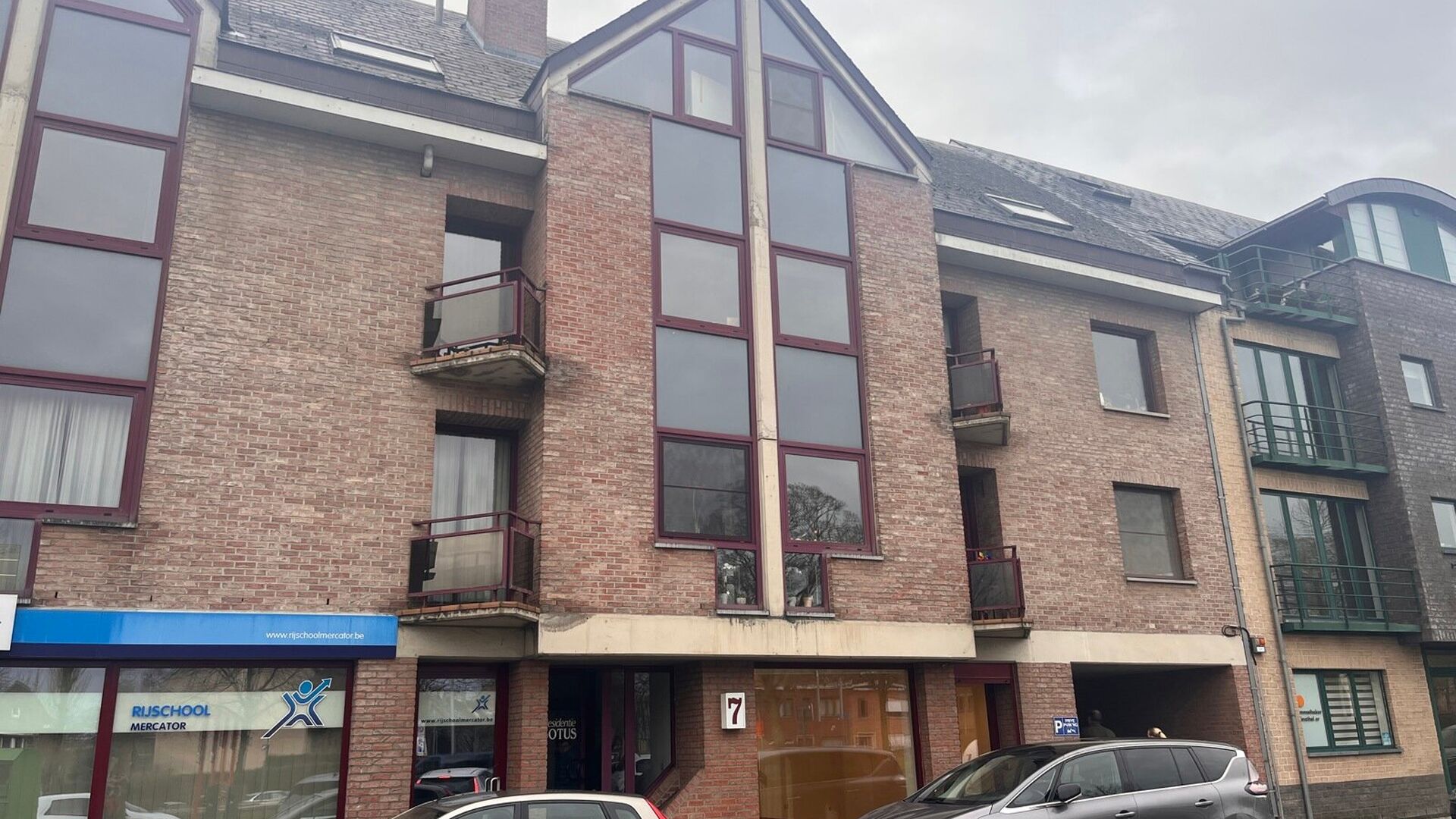 Looking for a turnkey office in a prime location? This light-filled 69 m² office, located at Herestraat 7 in Leuven, offers a pleasant and professional working environment. Thanks to the large windows you enjoy an abundance of natural light, which contri