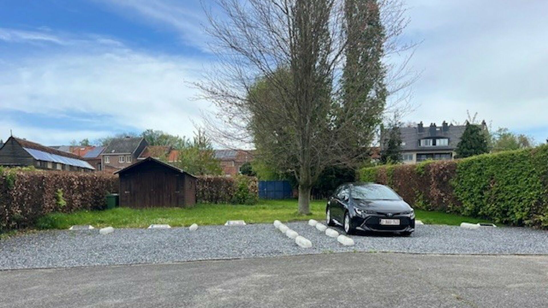 2 outdoor parking spaces for rent at Egenhovenweg 36 in Leuven.

These 2 parking spaces are identical and located at the back of the building.
Rent 100 euro per month, available immediately.