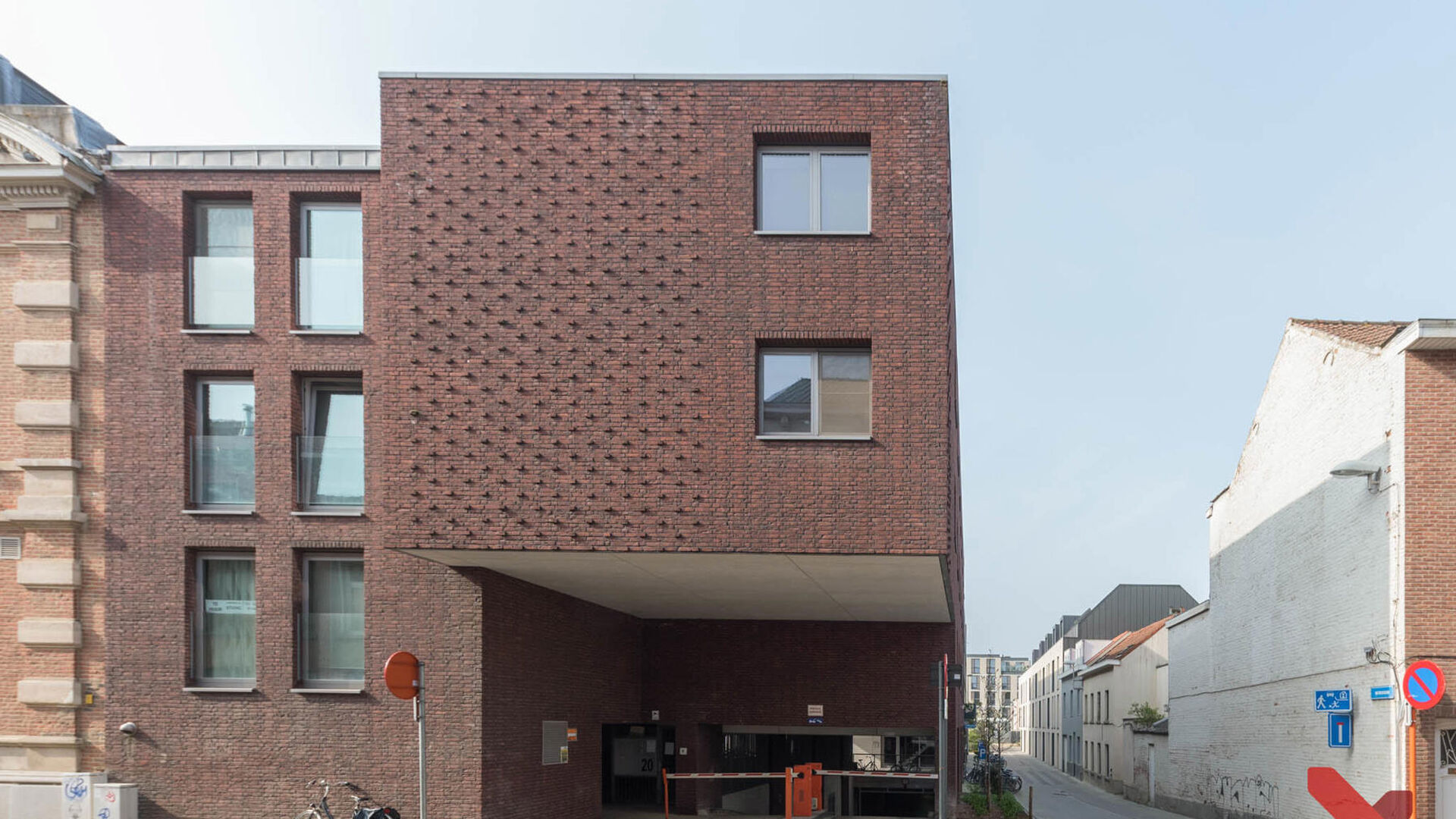 Spacieux parking souterrain à vendre dans la Residentie Cartijnenveld, situé dans le centre de Louvain, dans le parking souterrain de l'ancienne Rijkswachtskazerne au niveau -1. L'accès se fait par la Dagobertstraat et dispose d'un portail à fermeture