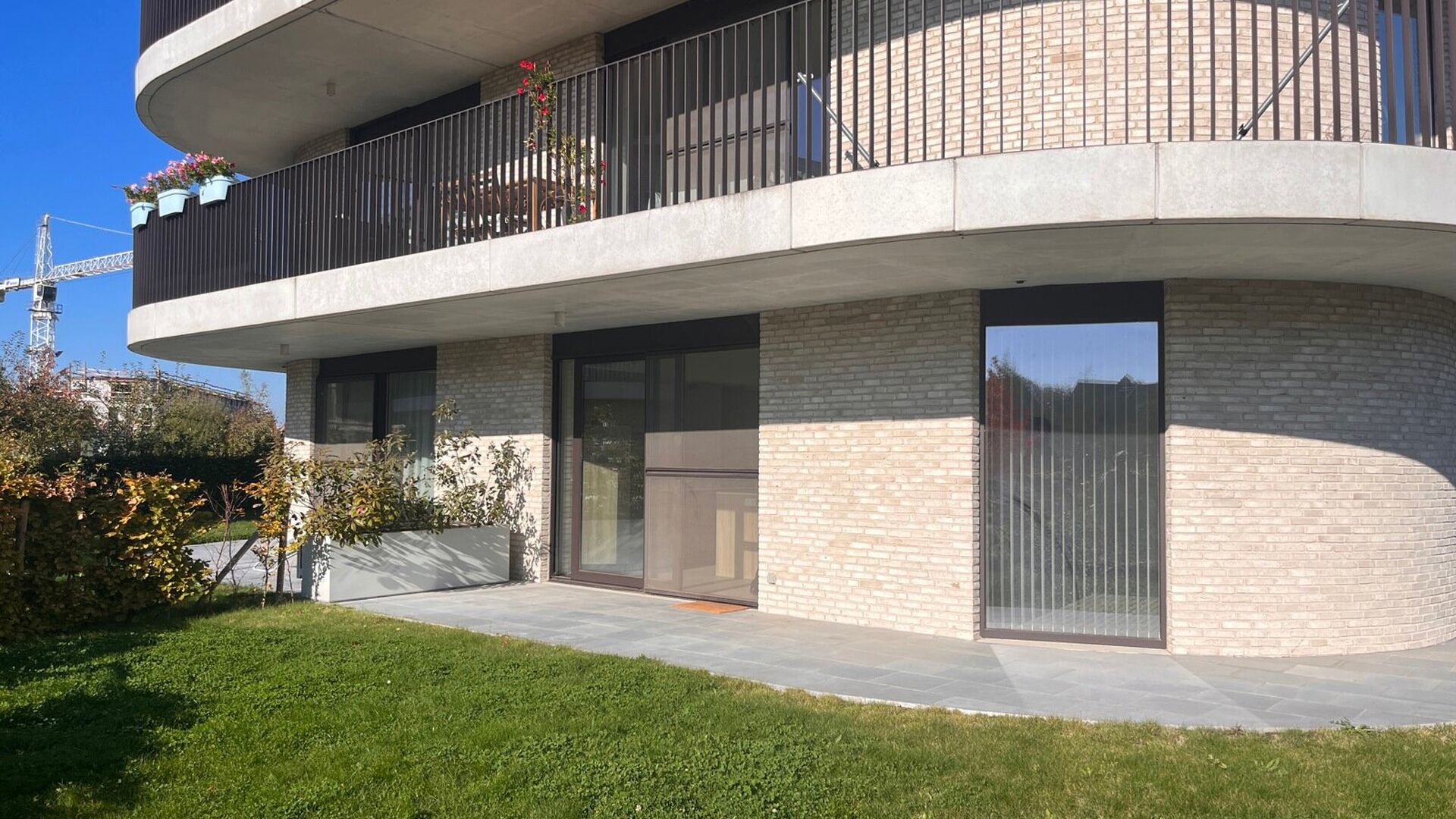 Bel appartement de plain-pied nouvellement construit dans la résidence Meadow, située à Herent. Cet appartement moderne dispose de deux chambres spacieuses, d'une terrasse agréable et d'un jardin privé où vous pourrez vous détendre. L'espace de vie