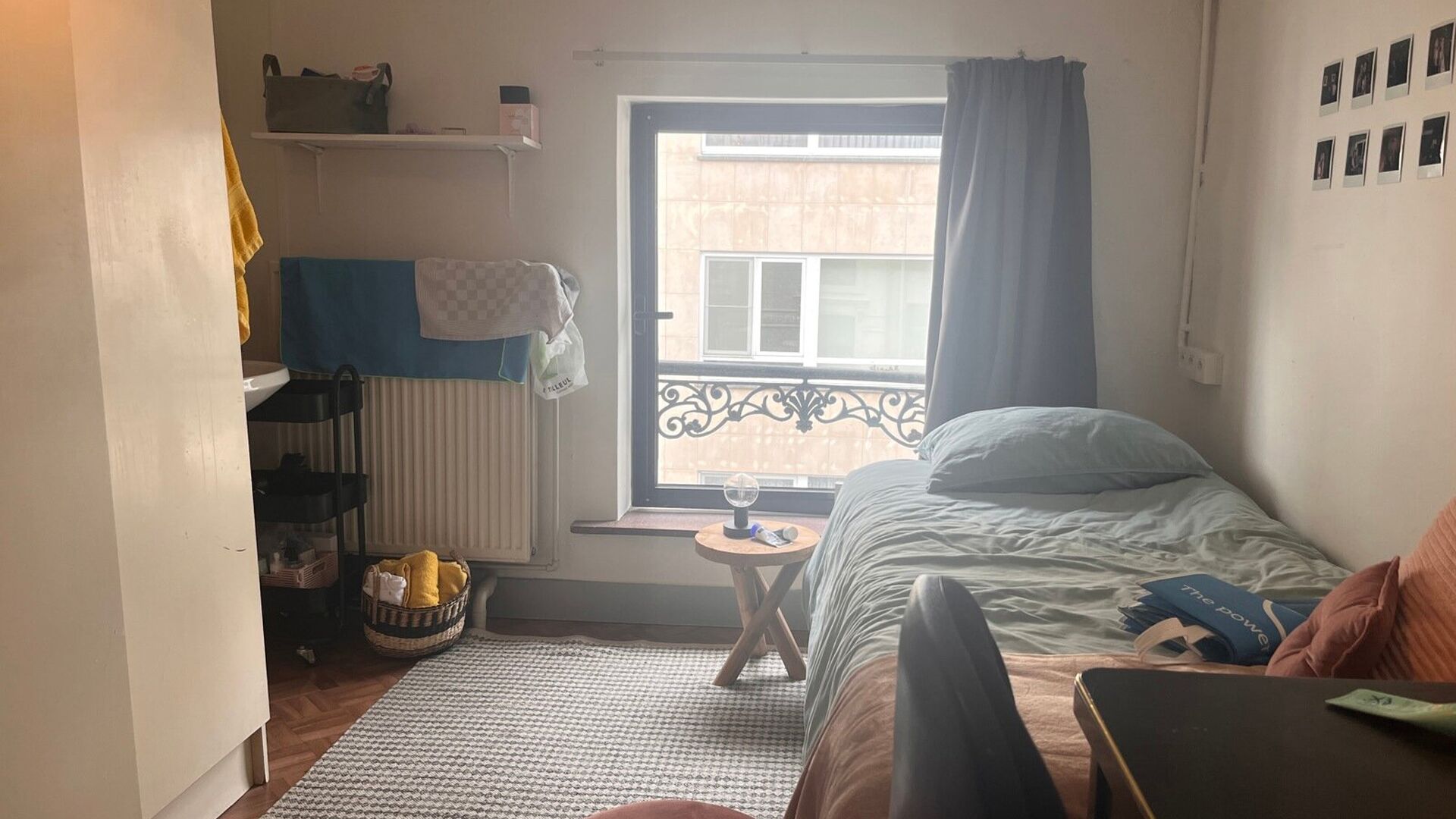 This well located charming student residence is very central and quiet located in Bogaardenstraat. You can park your bike in the wide entrance corridor. The last room that we still have available is on the second floor at the front (490 € + 50 €). It 