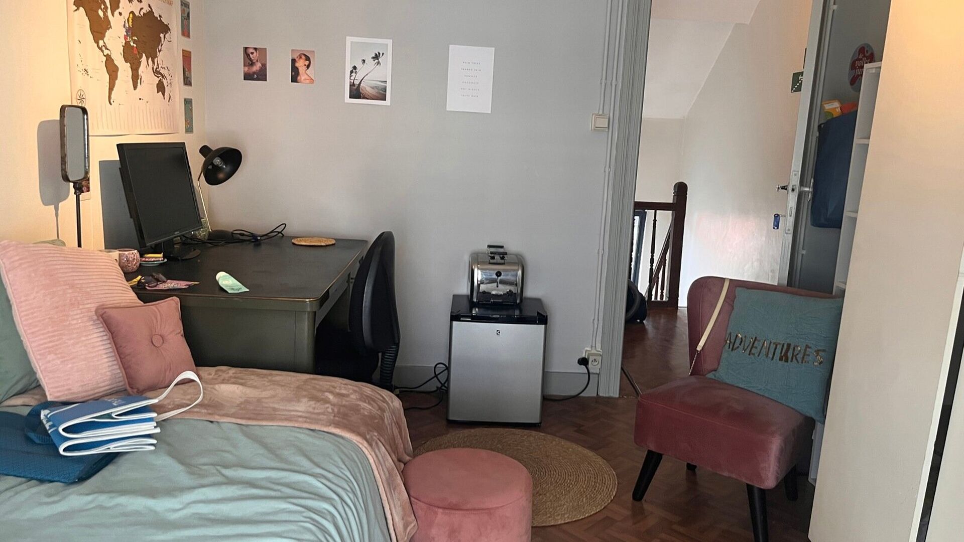 This well located charming student residence is very central and quiet located in Bogaardenstraat. You can park your bike in the wide entrance corridor. The last room that we still have available is on the second floor at the front (490 € + 50 €). It 