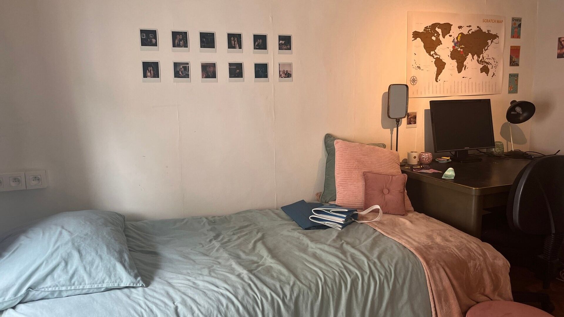 This well located charming student residence is very central and quiet located in Bogaardenstraat. You can park your bike in the wide entrance corridor. The last room that we still have available is on the second floor at the front (490 € + 50 €). It 