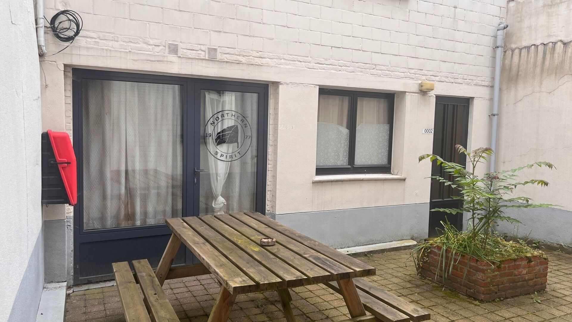 This well located charming student residence is very central and quiet located in Bogaardenstraat. You can park your bike in the wide entrance corridor. The last room that we still have available is on the second floor at the front (490 € + 50 €). It 