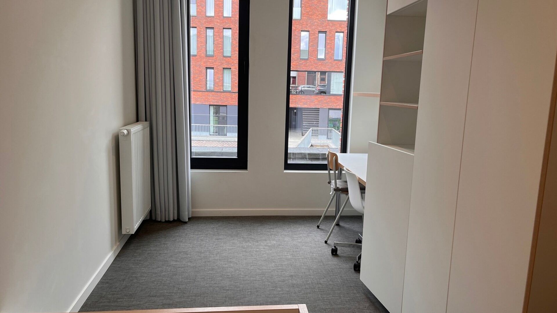 Last room with shared bathroom available in Residence ACE, Fountain Street 12B. This room has all modern comforts: intercom, own fridge, modern furniture, own sink in room, blackout curtains and lighting. There is a common kitchen and bathroom in the buil