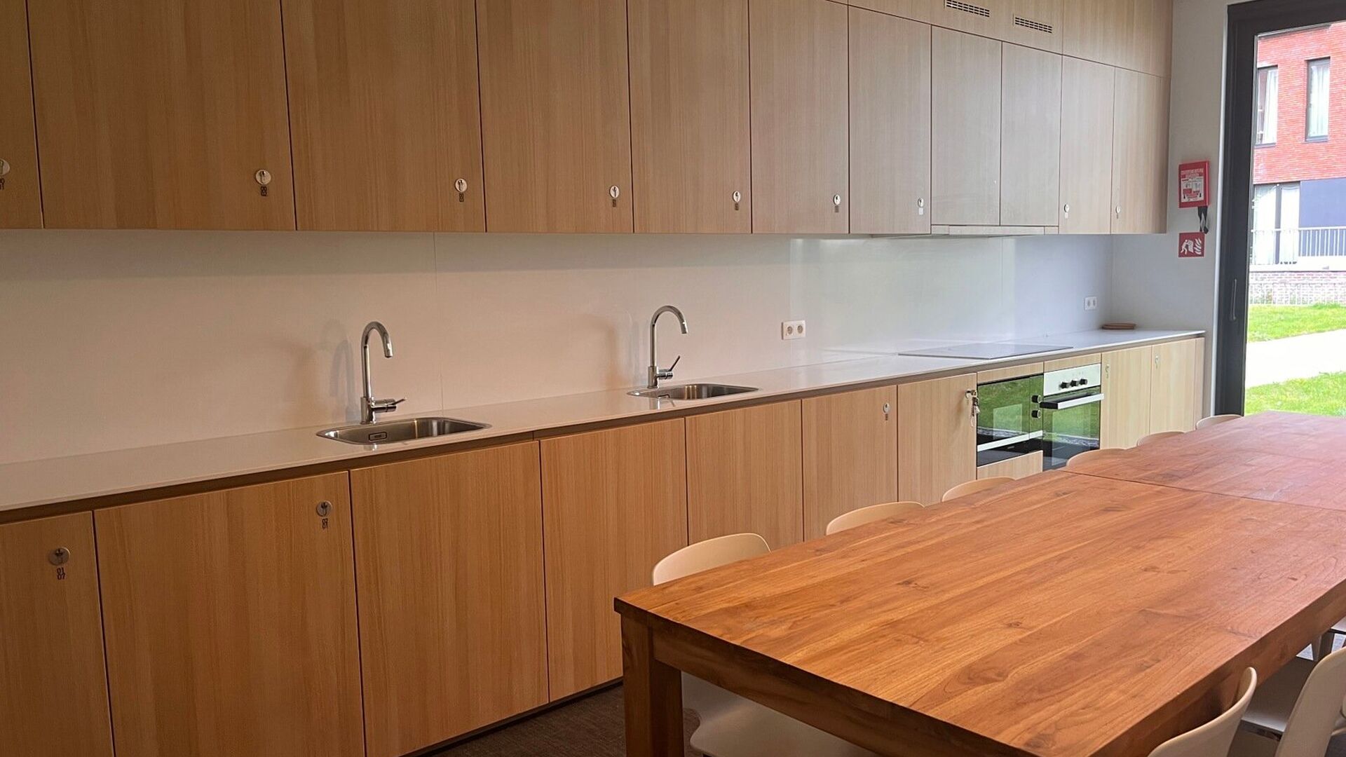 Last room with shared bathroom available in Residence ACE, Fountain Street 12B. This room has all modern comforts: intercom, own fridge, modern furniture, own sink in room, blackout curtains and lighting. There is a common kitchen and bathroom in the buil